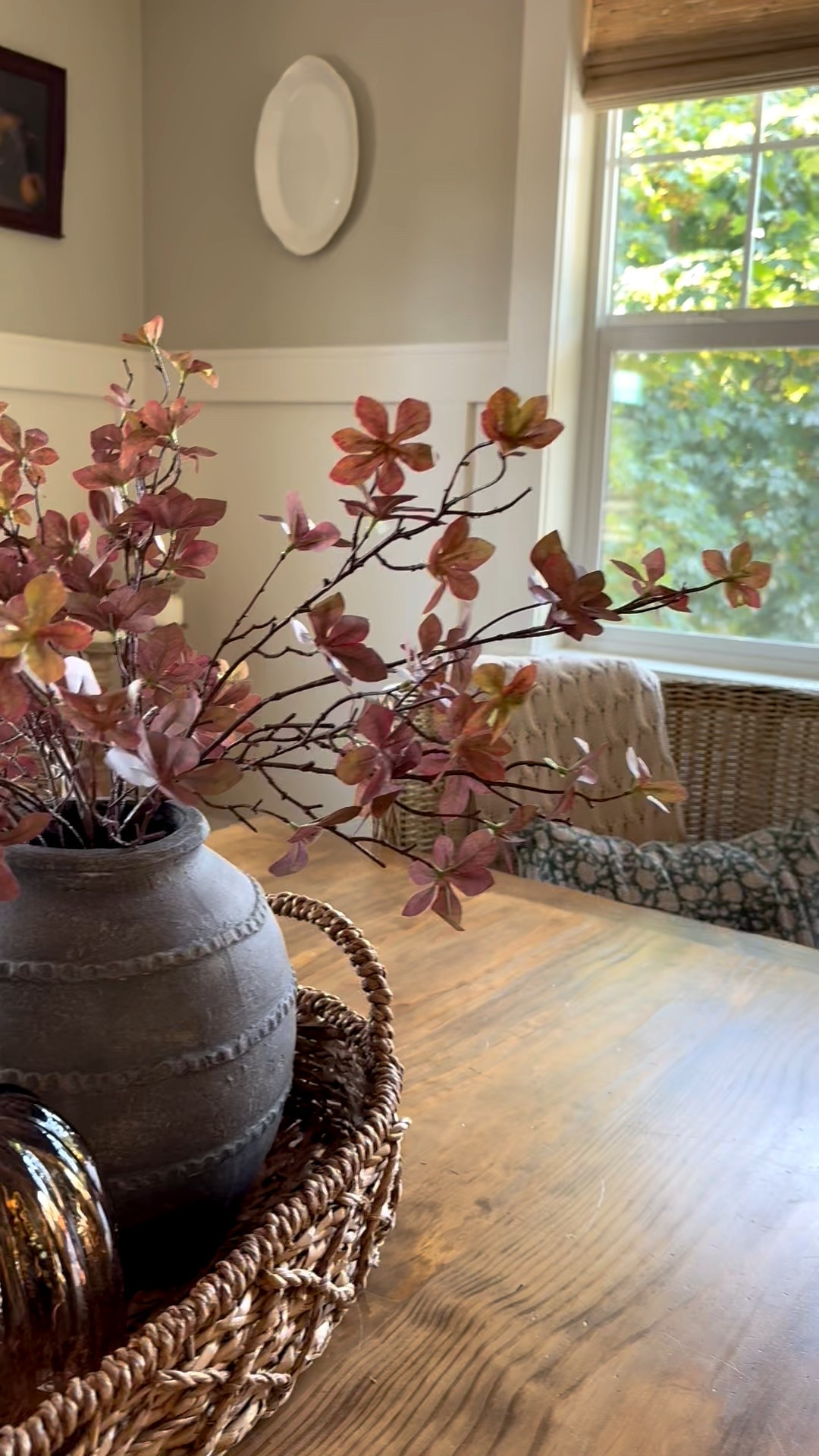 + Ever wish you could bottle a feeling? This little sound machine does exactly that. * From the soothing sound of a waterfall while soaking in the tub, to a crackling fire on cozy nights, to birdsong over breakfast or waves by candlelight - it brings calm and romance to every corner of home. J Whether you're unwinding, meditating, or just romanticizing everyday moments, this tiny gadget transforms your space with peaceful, ambient sounds. 