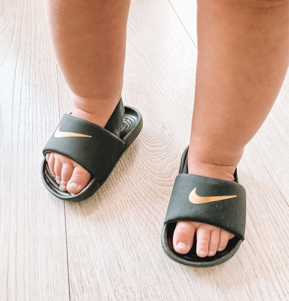 Nike kawa slides black and clearance gold