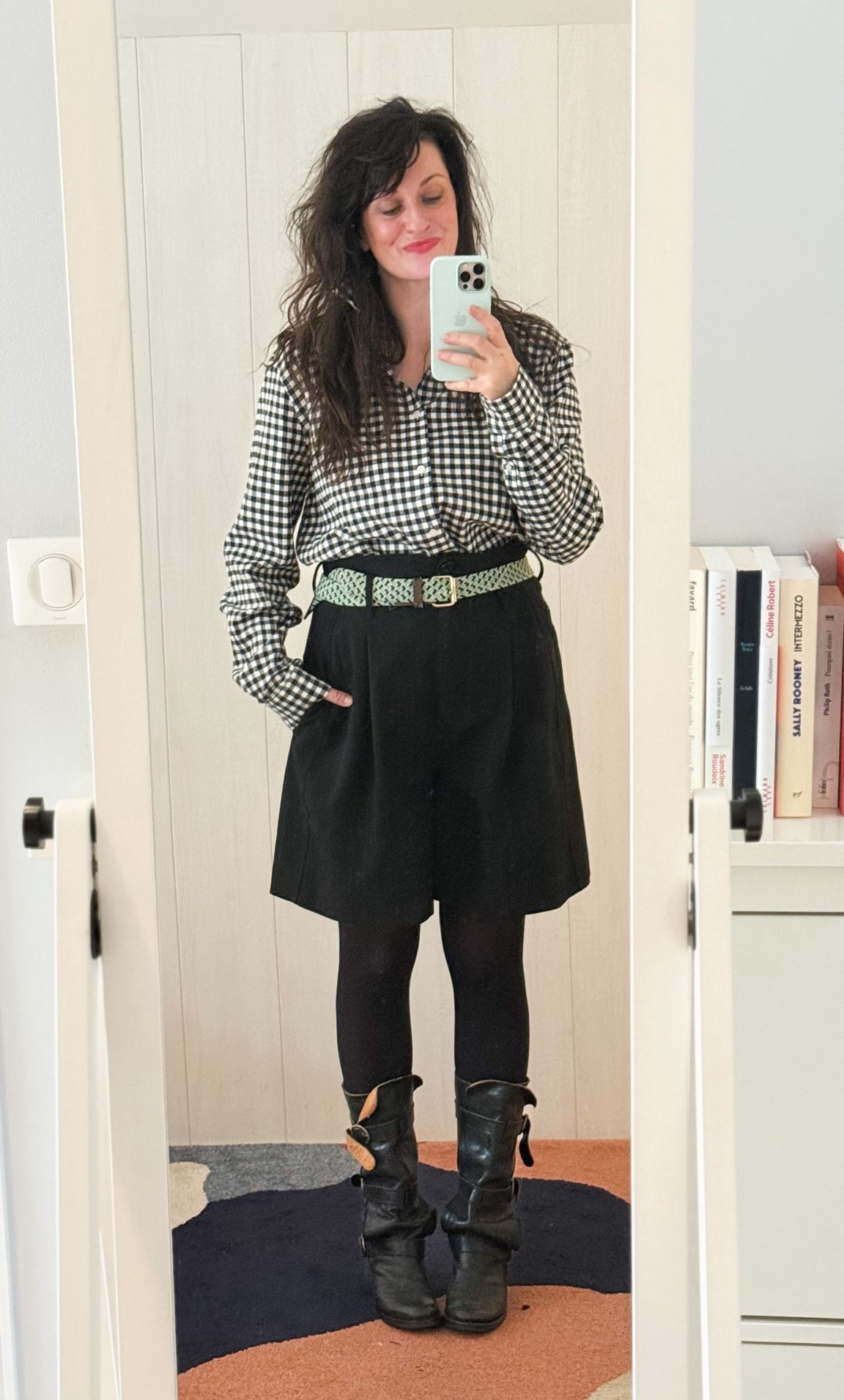 • Chemise vichy #galerieslafayettehomme (similaire en lien) 
• Ceinture tressée verte #BCBGMaxAzria (similaire en lien)
• Bermuda noir #zara (similaire en lien)
• Collant noir #sezane 
• Bottes #fiorentinibaker (similaire en lien)
• Rouge à lèvres semi-mat #esteelauder 

#LTKautumn #LTKfrance #LTKeurope