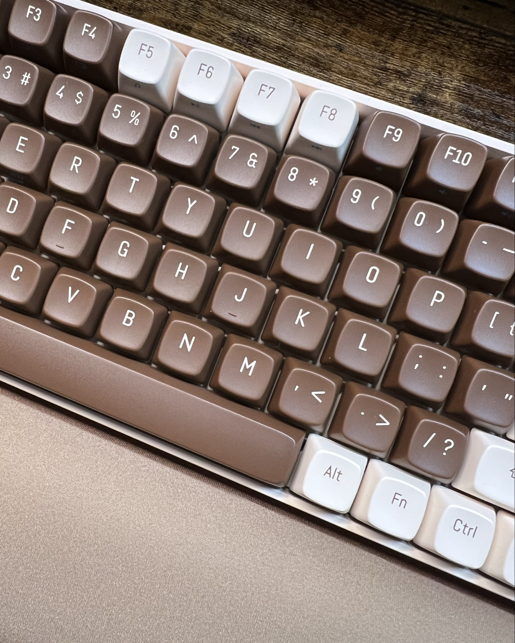 New Neutral Colored Keyboard with the most pleasant sounding keys 😌⌨️

#LTKHome #LTKVideo #LTKGiftGuide