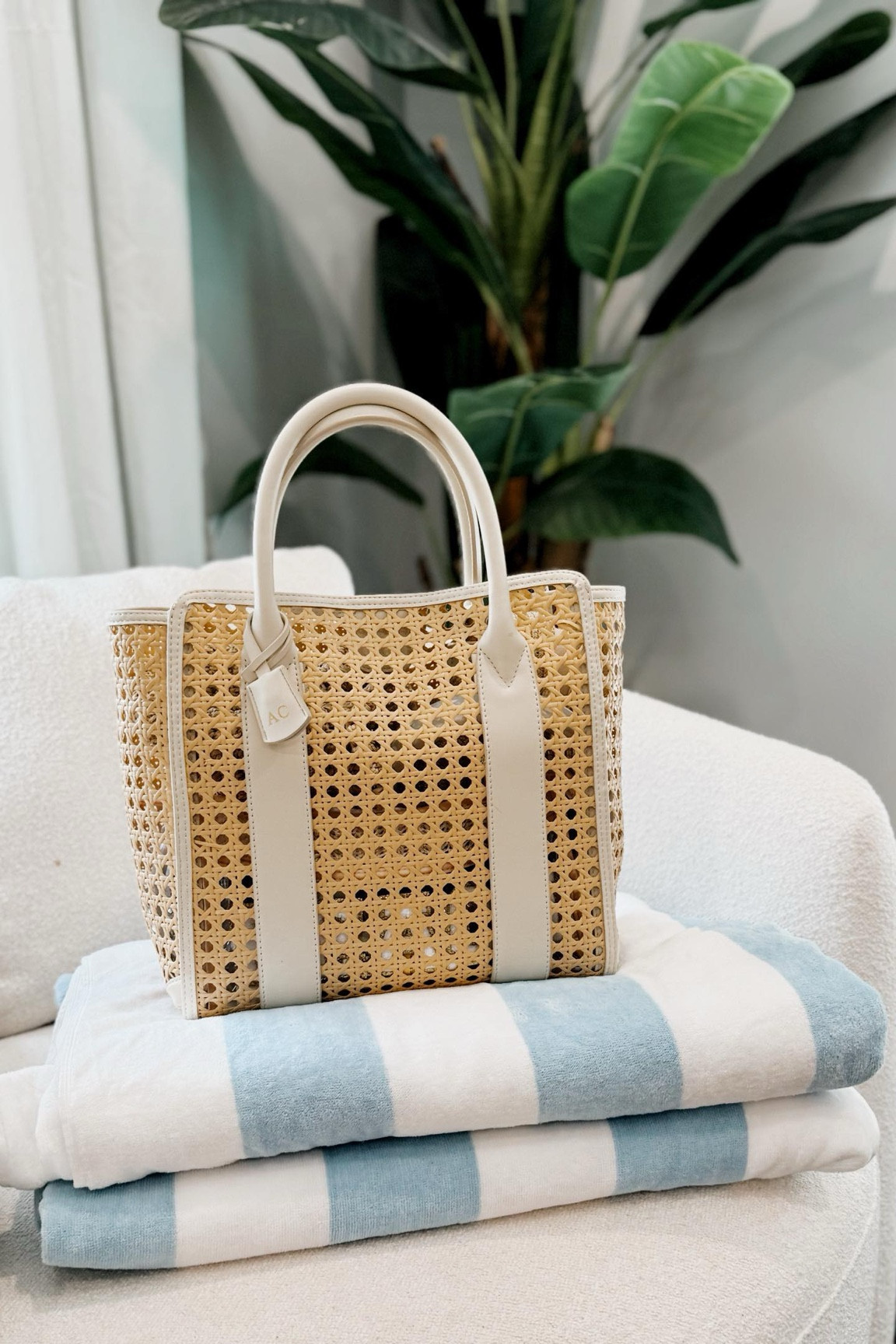 What’s in my beach bag 🏖️👇🏼

☀️ waterproof cane tote
☀️ waterproof caddy
☀️ mineral sunscreens
☀️ towel clips 
☀️ neck fan 
☀️ clip on fan 
☀️ sand remover
☀️ reversible cabana towels

#beachbag #poolbag #waterprooftote #beachfinds #amazon #amazonfinds #walmart #walmartfinds #heatwave #summer