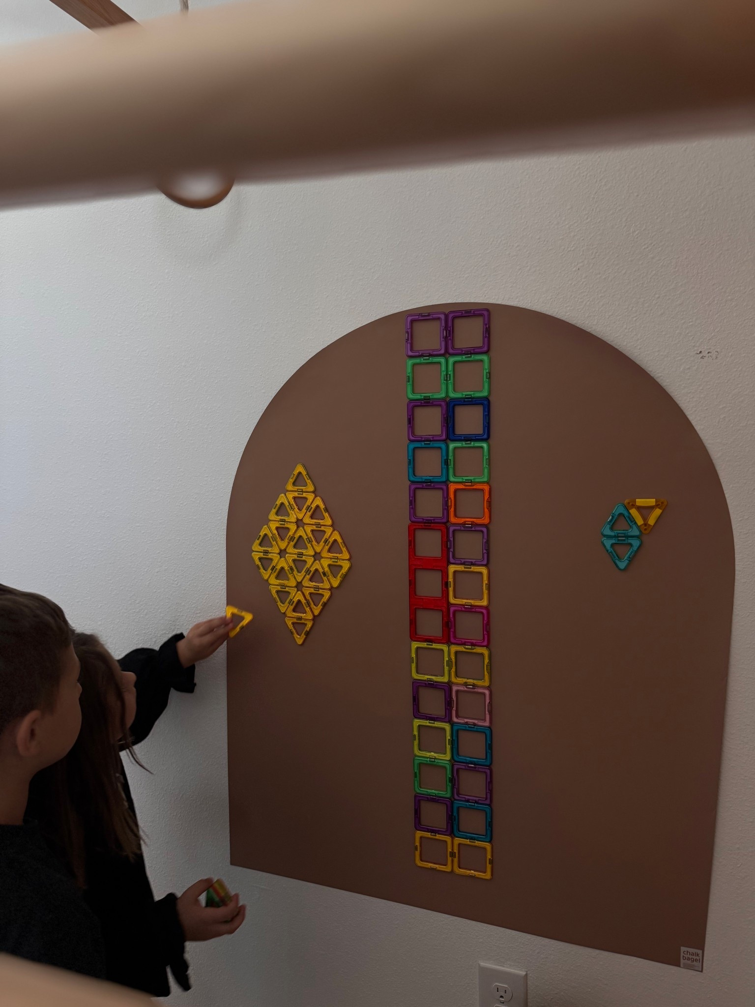 Magnetic walls are sooo cool for kids room! 