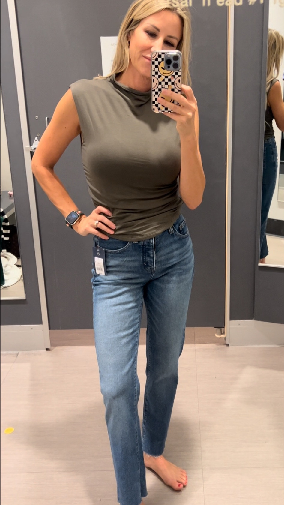 Size 2 in the 80s slim jeans 
Size xs in the top 