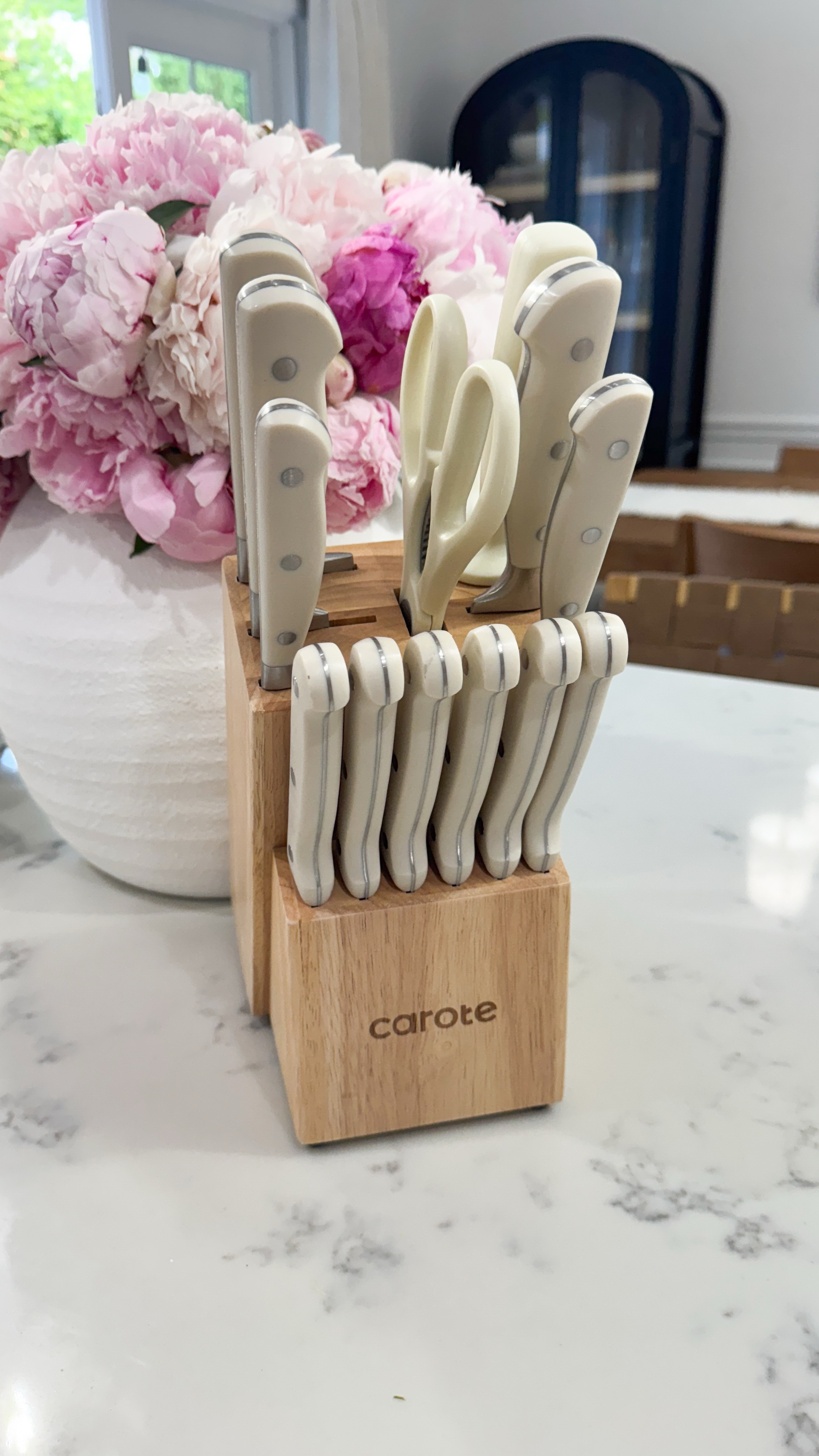 Unbox with me this gorgeous Carote knife set that I snagged for just $35! 💕
Obsessed with the creamy neutral handles and how they look so chic on my counters. They cut like a dream and make me feel like a pro in the kitchen. 🍽️🪴


#AffordableKitchenFinds #NeutralHomeDecor #KitchenMustHaves #CaroteKnives #BudgetFriendlyHome

#LTKHome #LTKFindsUnder50 #LTKStyleTip
