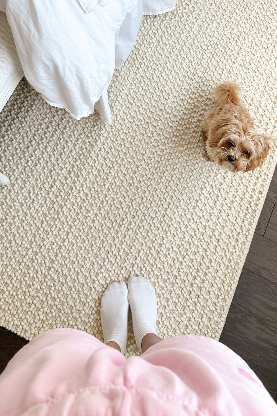 We finally got a rug for our bedroom!!!!!! Love that this one looks like woven flowers 🌸 🌼🌷
