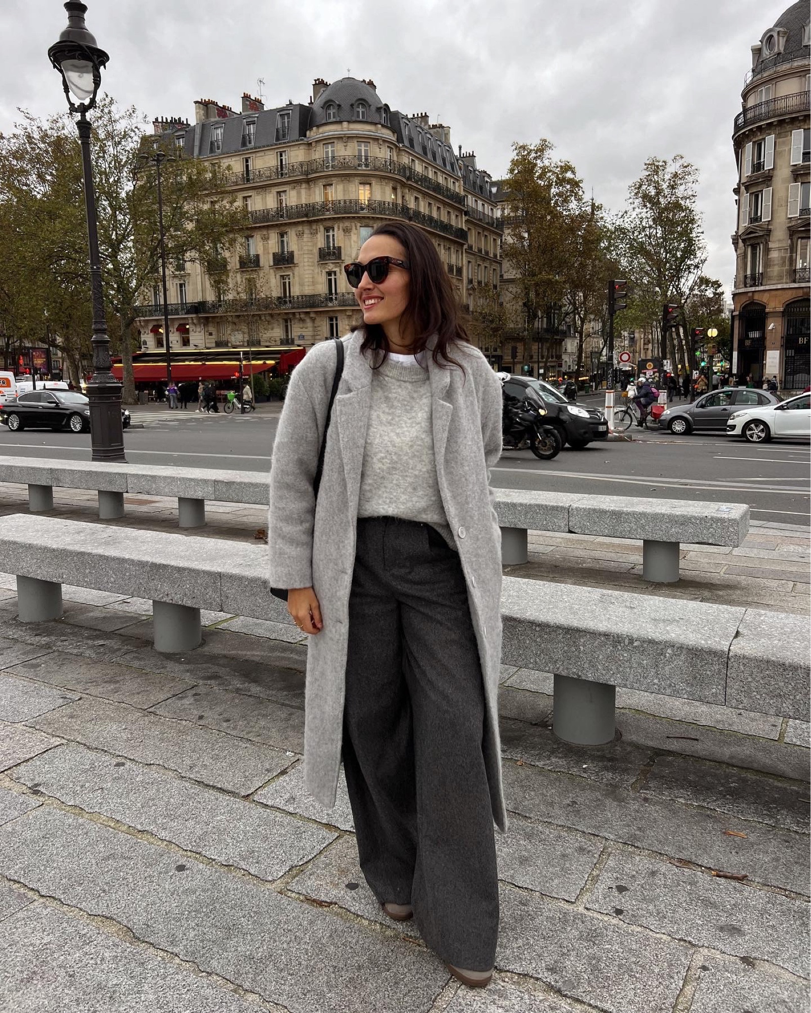 Grey coat #outfit #inspiration 
En gris pour une jolie journée à Paris avec ma Clémence dont je vous parle très vite.
Des nuances de gris avec mon manteau et mon pull par @americanvintage_officiel , un pantalon par @soeur_paris et des baskets pour le confort !
Et une planche de style avec des propositions de looks en manteau gris !
Hâte de connaître votre favori et votre retour sur ce look.
par| collaboration commerciale | dotation 
#americanvintage #paris #falloutfit #grey 

#LTKSeasonal