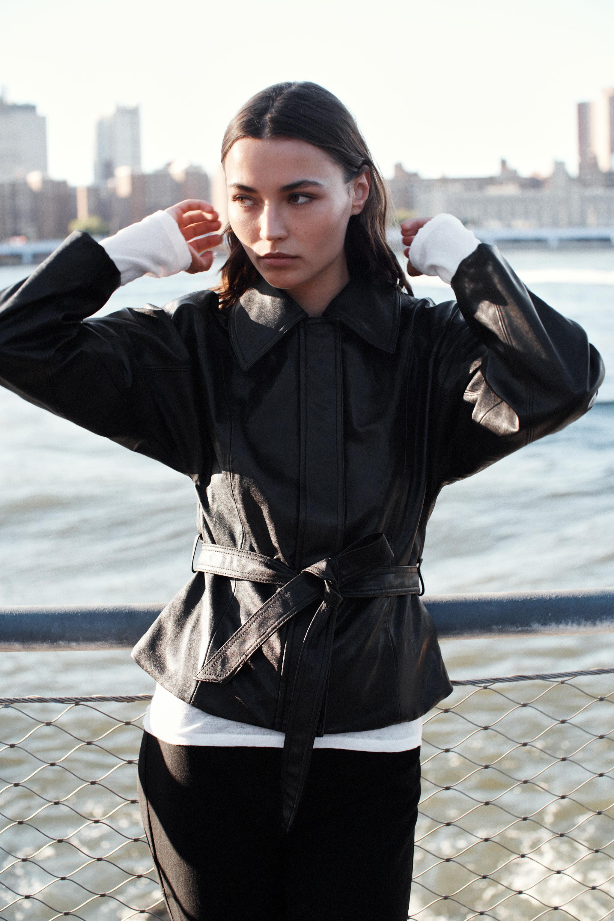 Gr\u00f6\u00dfe des Models: 178 cmJacke mit Reverskragen und langen \u00c4rmeln. Vorderer Rei\u00... | Zara DE