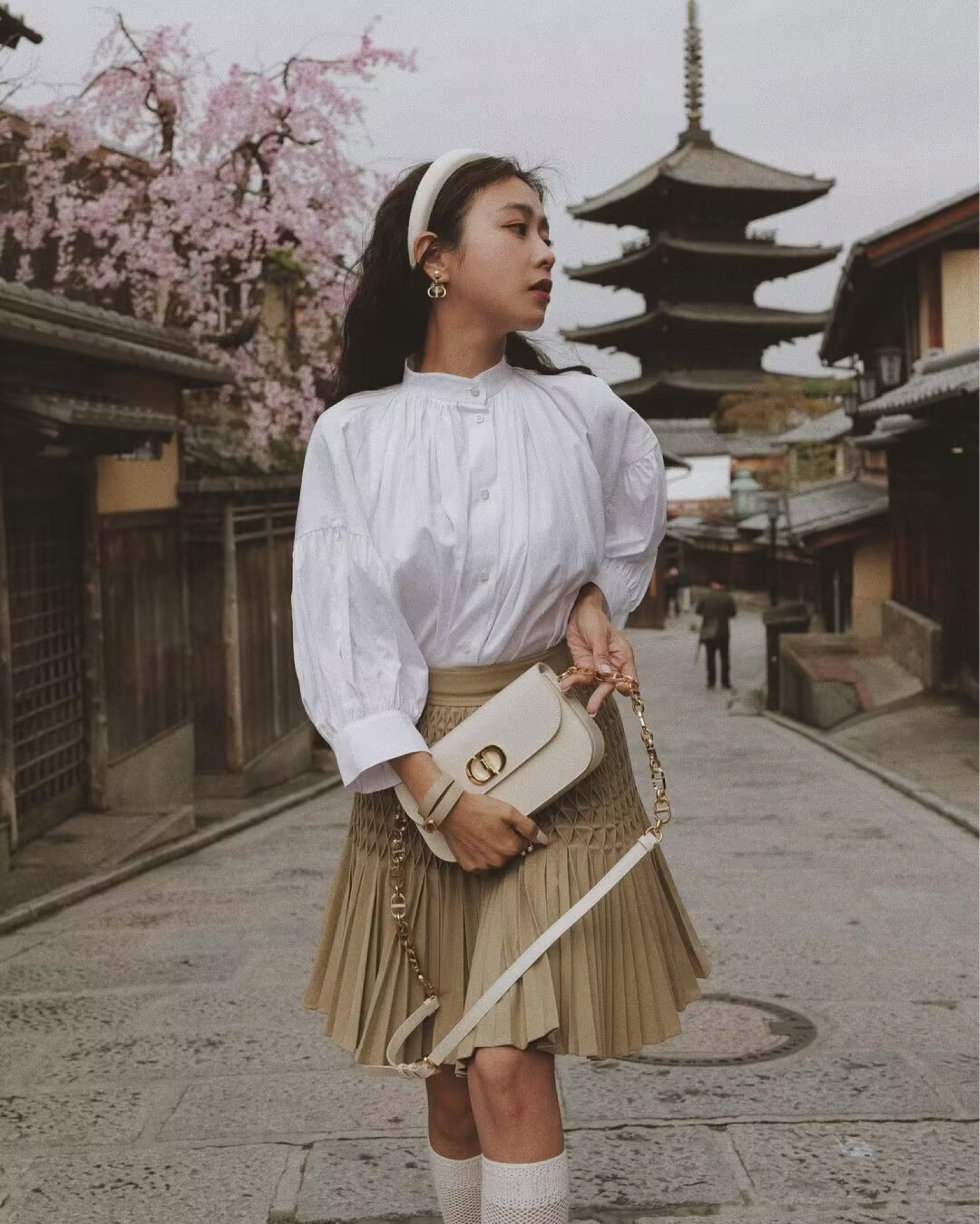 一日日本女子高校穿搭😝
這套有沒有很減齡？

一早來京都二年坂賞櫻
享受這古色古香的氛圍
好喜歡京都呀🌸🇯🇵

Bag @dior
屬於我的顏色☺️
#LTKtaiwan #LTKasia

#LTKstyletip #LTKitbag