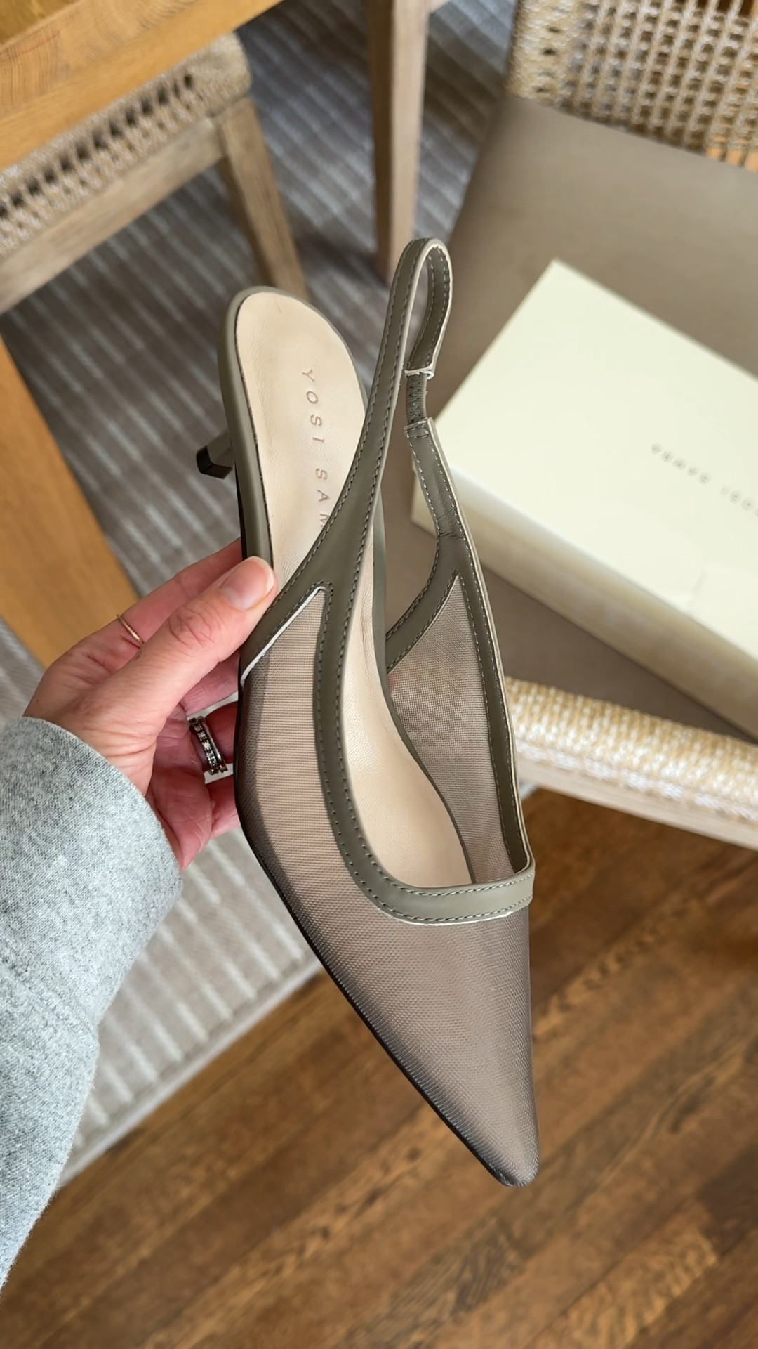 New shoes in for spring & summer 👡 I’m new to the brand, but loved the style and color. They’re listed as taupe, but are more of a pale sage green which I was hoping for! I went tts 

@Yosi Samra #gifted #ad 