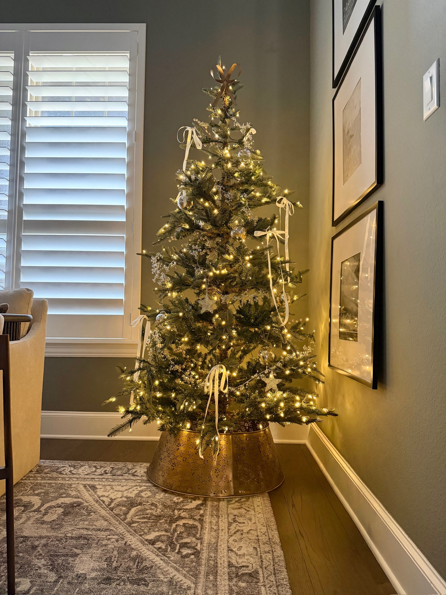 My dining room tree is giving all the cozy Christmas vibes 🥰🫶🏼

#christmastree #holidayvibes #holidayhomedecor #christmasdecor #modernchristmas #neutralchristmas #diningroomtree

#LTKSeasonal #LTKHome #LTKHoliday