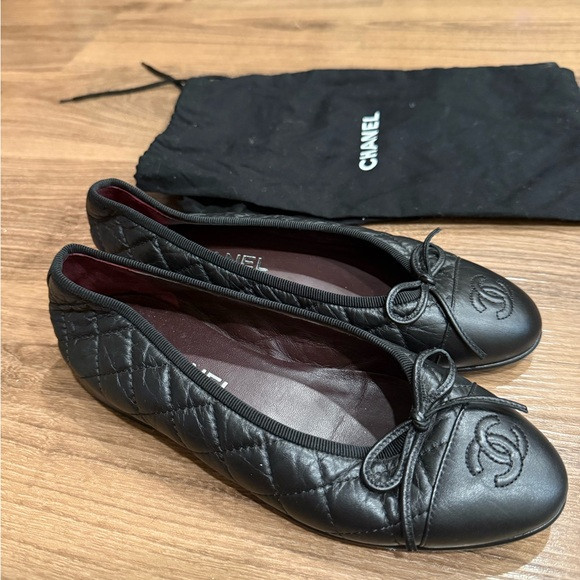 CHANEL black quilted leather ballet flats | Poshmark