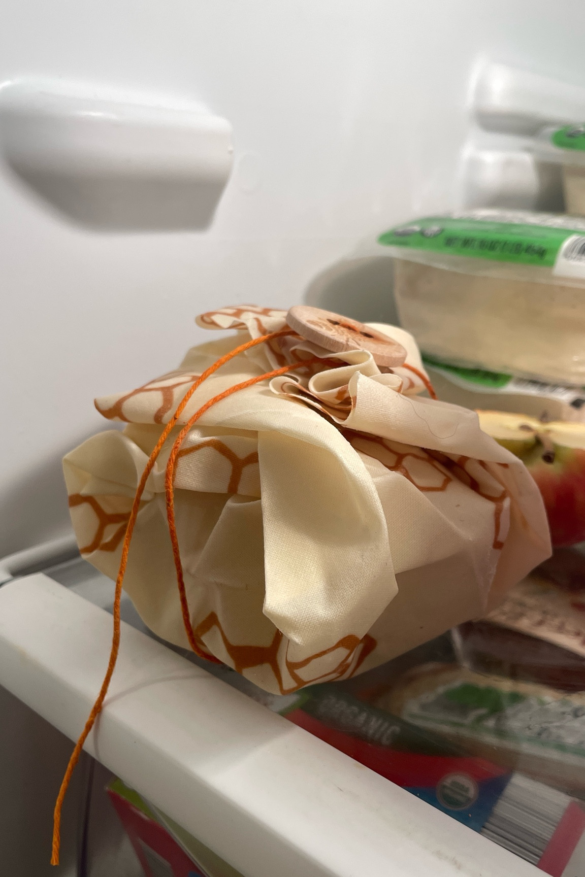 Ich liebe liebe liebe Bienenwachstücher! Sie sind eine super Alternative zu Frischhaltefolie oder zum
Brot einwickeln 👌🏻 sogar einfrieren geht damit! Es gibt sie in allen möglichen Designs 🌸

Kannst du auch selbst herstellen #DIY und verschenken. Habe ich einige Male gemacht und sie sind bei allen gut angekommen. Das DIY findest unter ➡️ aennislife.com/bienenwachstuecher-selbst-machen-mit-jojobaoel/ 

#Küchenhack #Wachstuch

#LTKgiftguide #LTKhome #LTKdeutschland