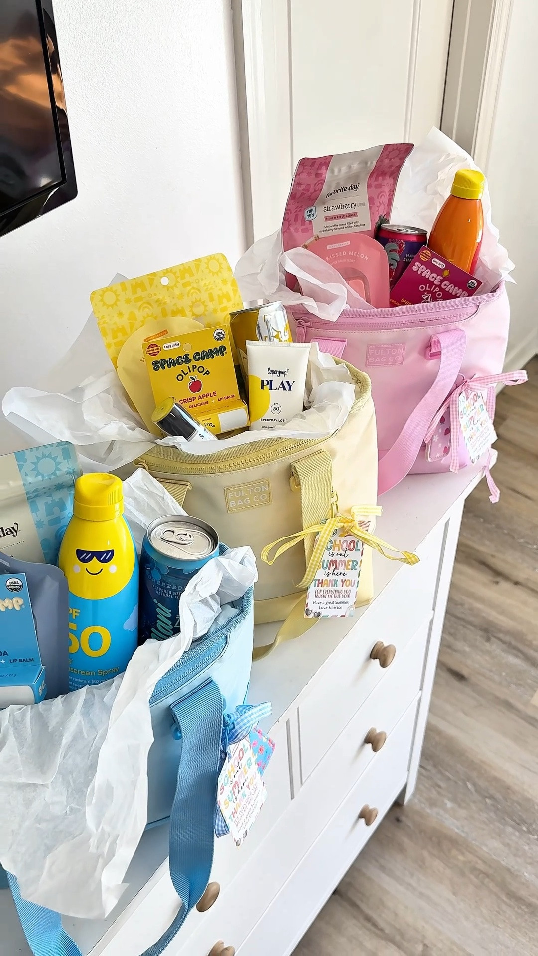 End of the year teacher gifts with these new pastel oversized insulated lunch totes 😍☀️ perfect to take to the beach over the summer with a cute lip gloss holder. 
-

End of the year teacher gift, DIY gifts, teacher gift, DIY teacher gift, teacher appreciation gift ideas, #teachergift #teacherappreciationday #diygift #giftidea #summergift
