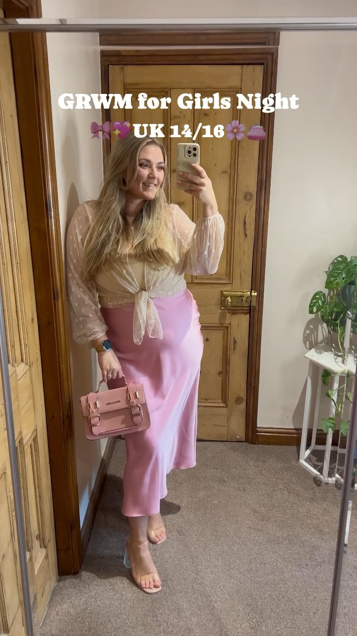 Perfect outfit for spring 🎀🌸💖👛

Skirt is Zara - 5427/453

High-waist midi skirt made of satin fabric with an elasticated waistband.
Mid-pink | 

#LTKeurope #LTKmidsize #LTKfindsunder50