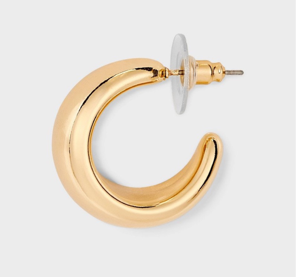 Chunky hoop earring 

#LTKBeauty #LTKStyleTip