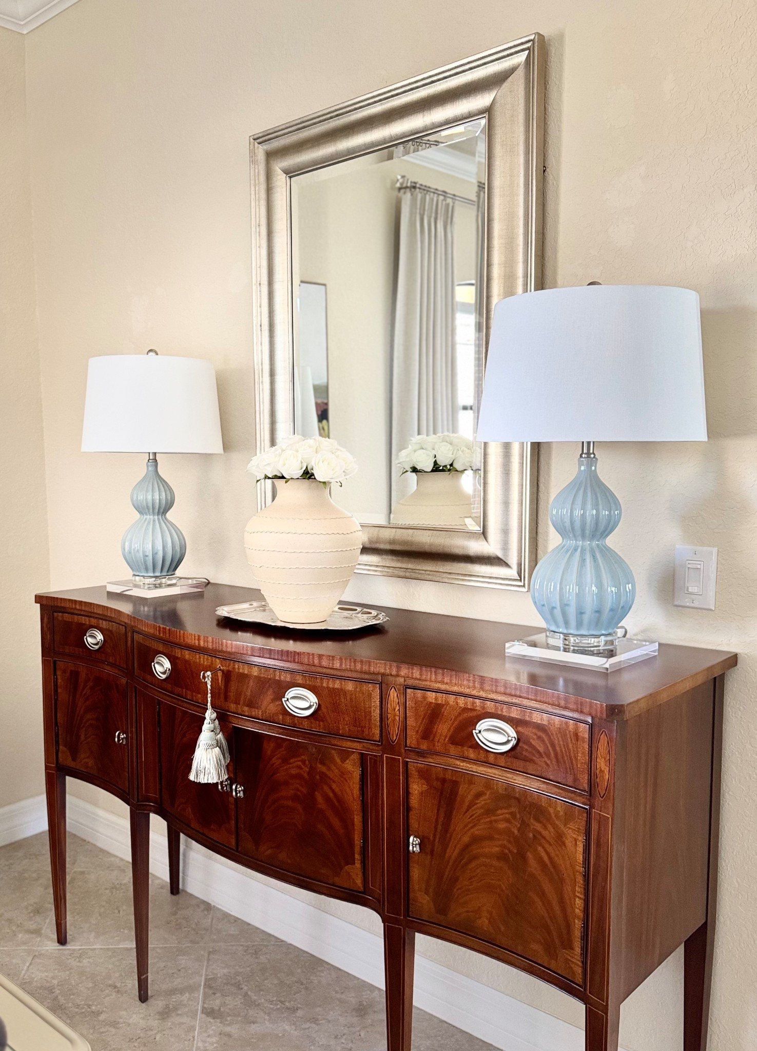 Beautiful Spring Dining Room Decor!🩵🤍

Home Decor | Dining Room Decor | Warm Neutral Decor | Transitional Decor | Traditional Decor | Classic Blues | Modern Coastal Decor | Brown & Blue Decor | Classic Decor | Timeless Decor | Acrylic Risers 