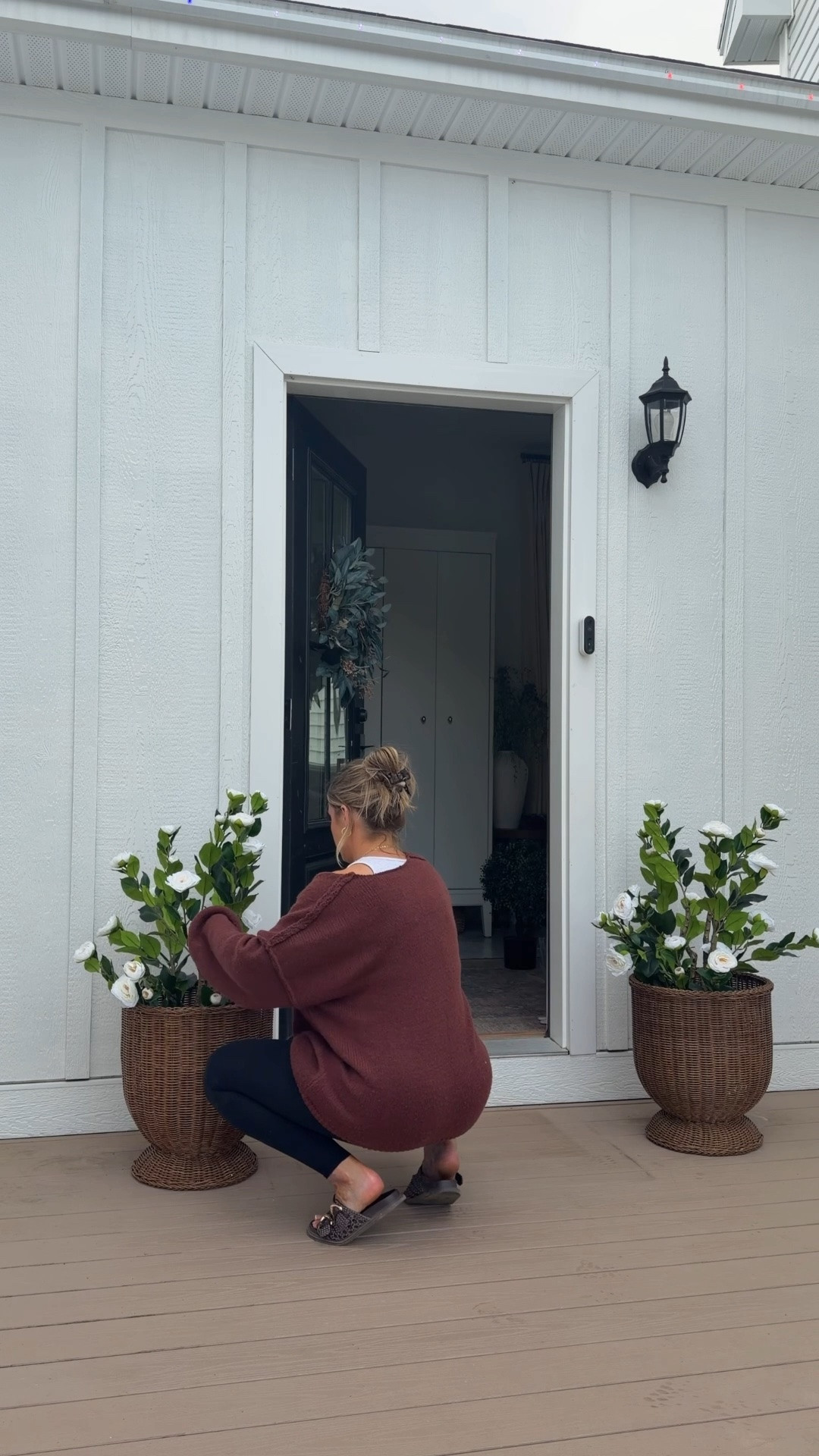 Finally set the front porch yesterday!😍 all we need is a fresh coat of paint on the door (thanks to the doggies) and maybe a greener wreath! ￼