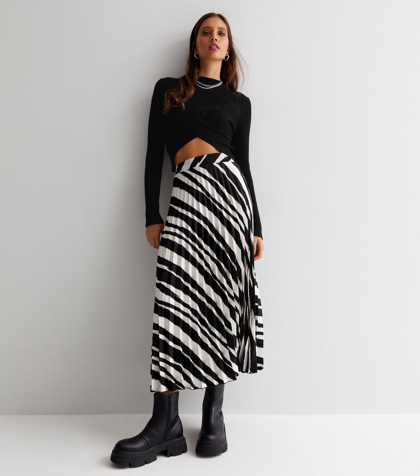Black Zig Zag Satin Pleated Midi Skirt | New Look | New Look (UK)