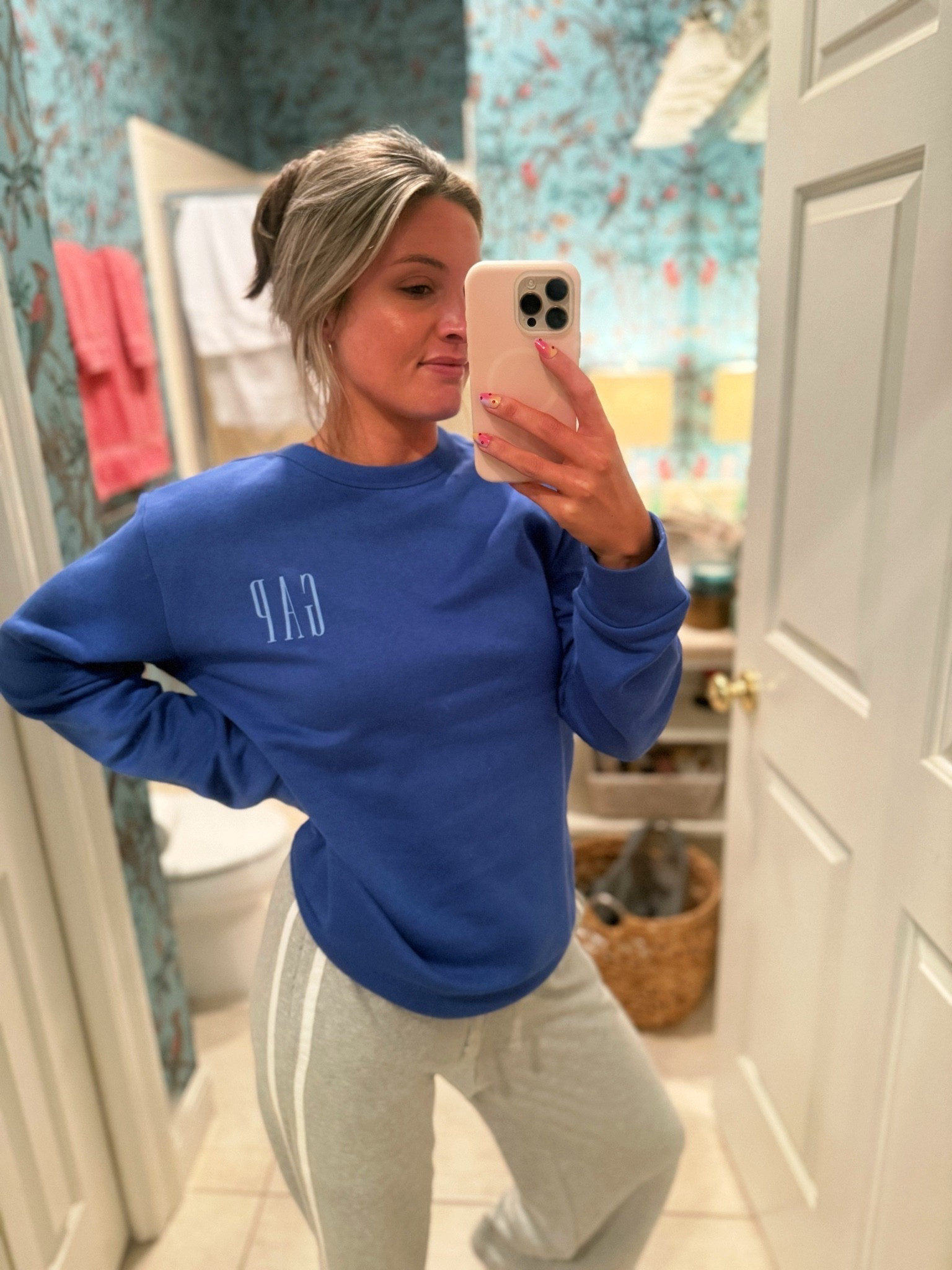 Me 🤝 men’s gap sweatshirts. Wearing a size small in both the sweatshirt and sweatpants

#LTKTravel