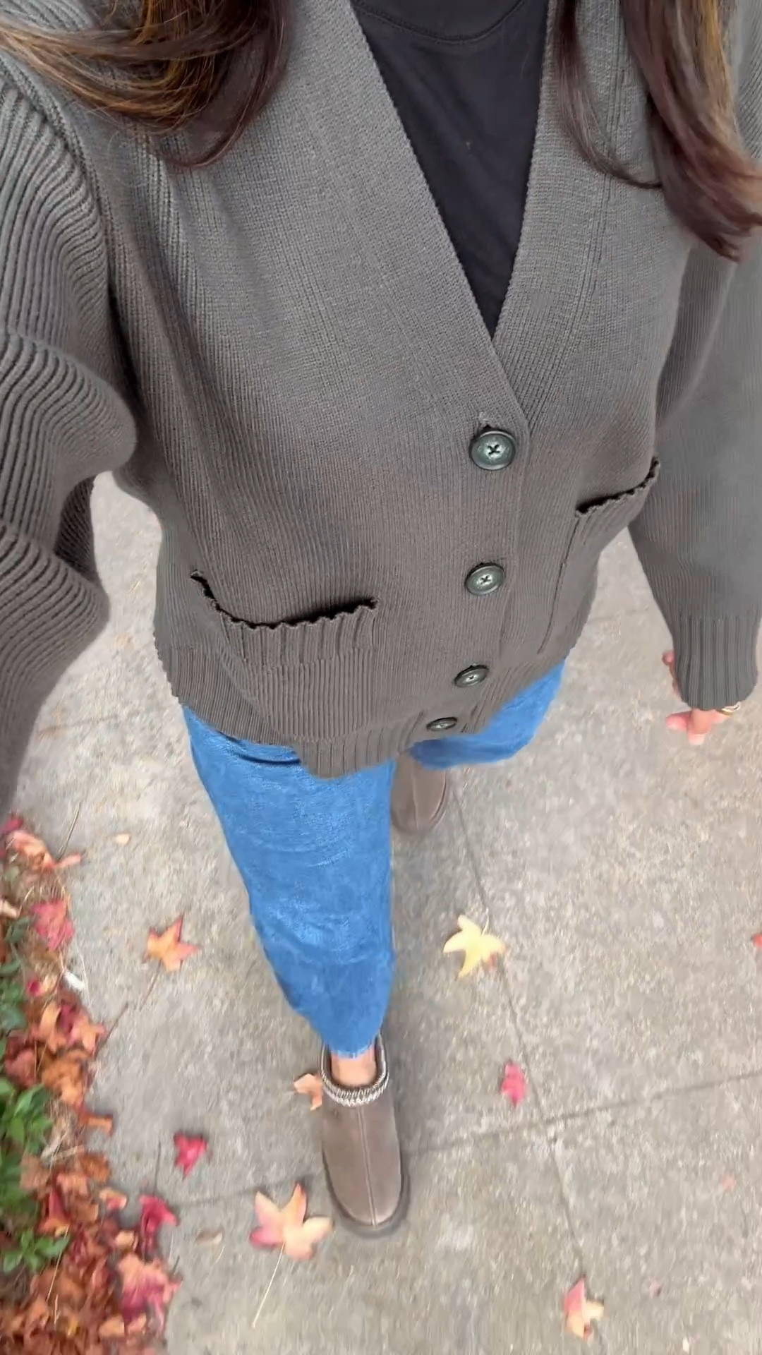 Casual fall look with the softest, most luxurious cardigan! This cardigan is so versatile and can be worn all fall and winter long! Also if you haven’t gotten your hands on these Ugg taz, what are you waiting for?! so cute! 


#LTKShoeCrush #LTKStyleTip #LTKSeasonal