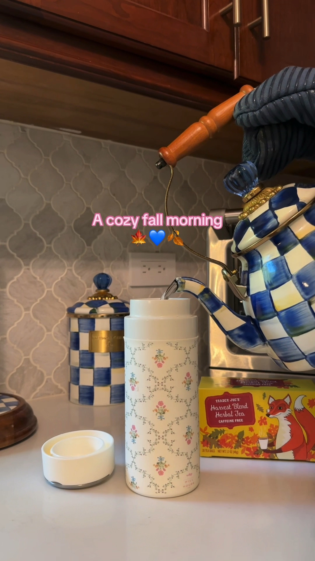 Cozy fall morning details! My favorite teapot. 🫖 