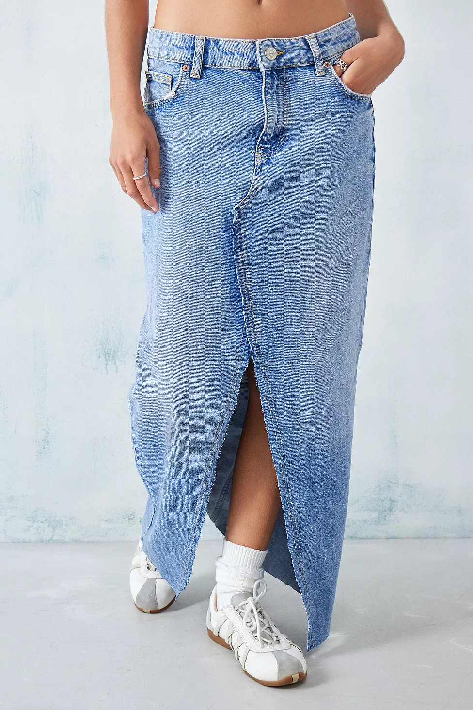 BDG Ruth Denim Front Cut-Out Maxi Skirt | Urban Outfitters (EU)