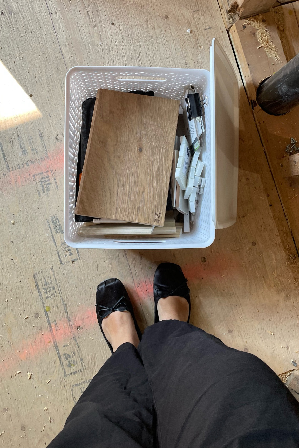 Love these black ballet flats & linen pants. Effortless & comfortable, yet pulled together  