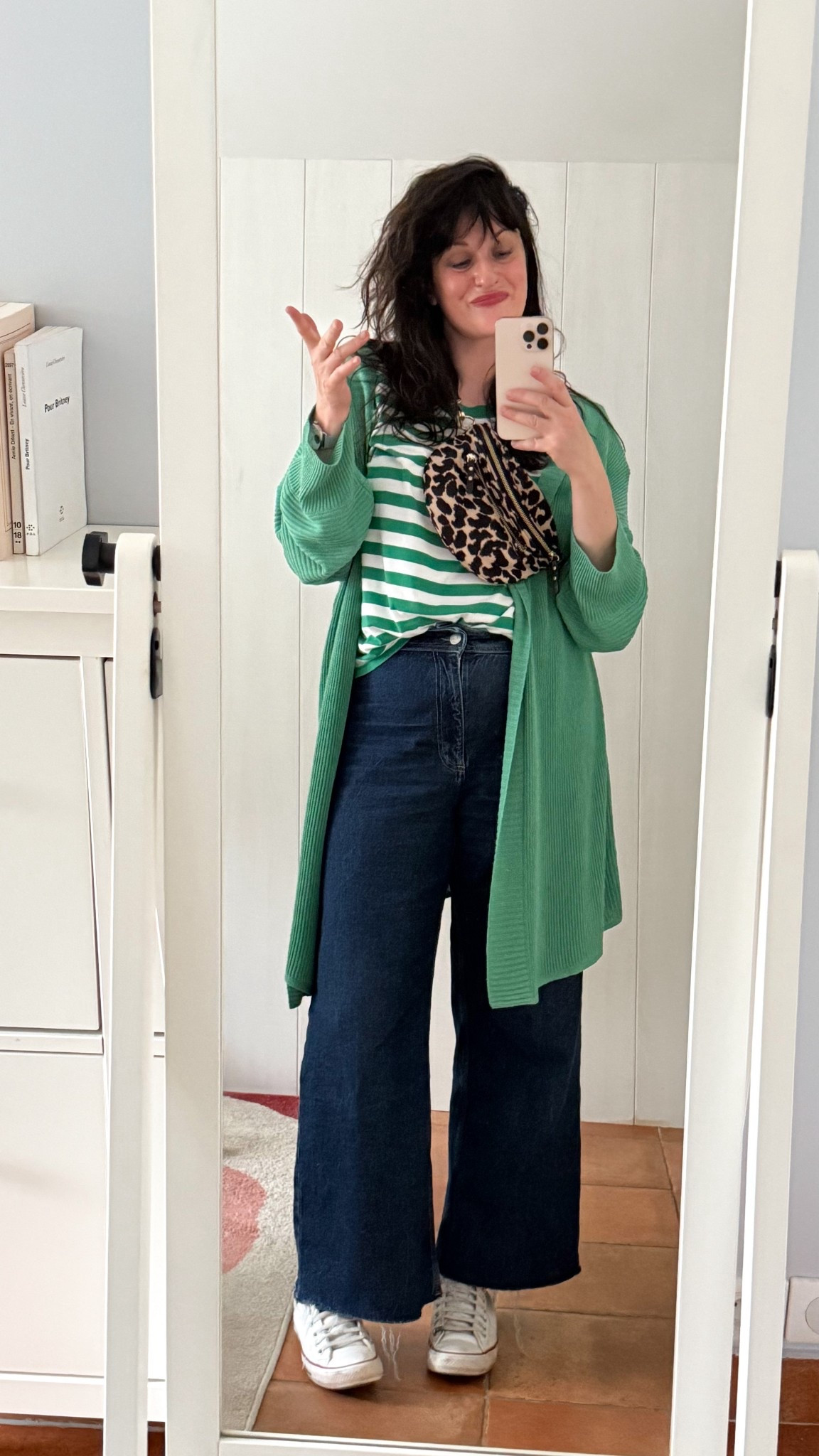 . Gilet vert long #next (similaire, en lien) 
. Top rayé #monki (similaire, en lien) 
. Jean flare crop #mango (en lien) 
. Banane léopard #petitemendigote (en lien) 
. #converse en cuir blanc
. Lip blush "Wine" #refy (similaire, en lien) 
 

#LTKspring #LTKmidsize #LTKfrance