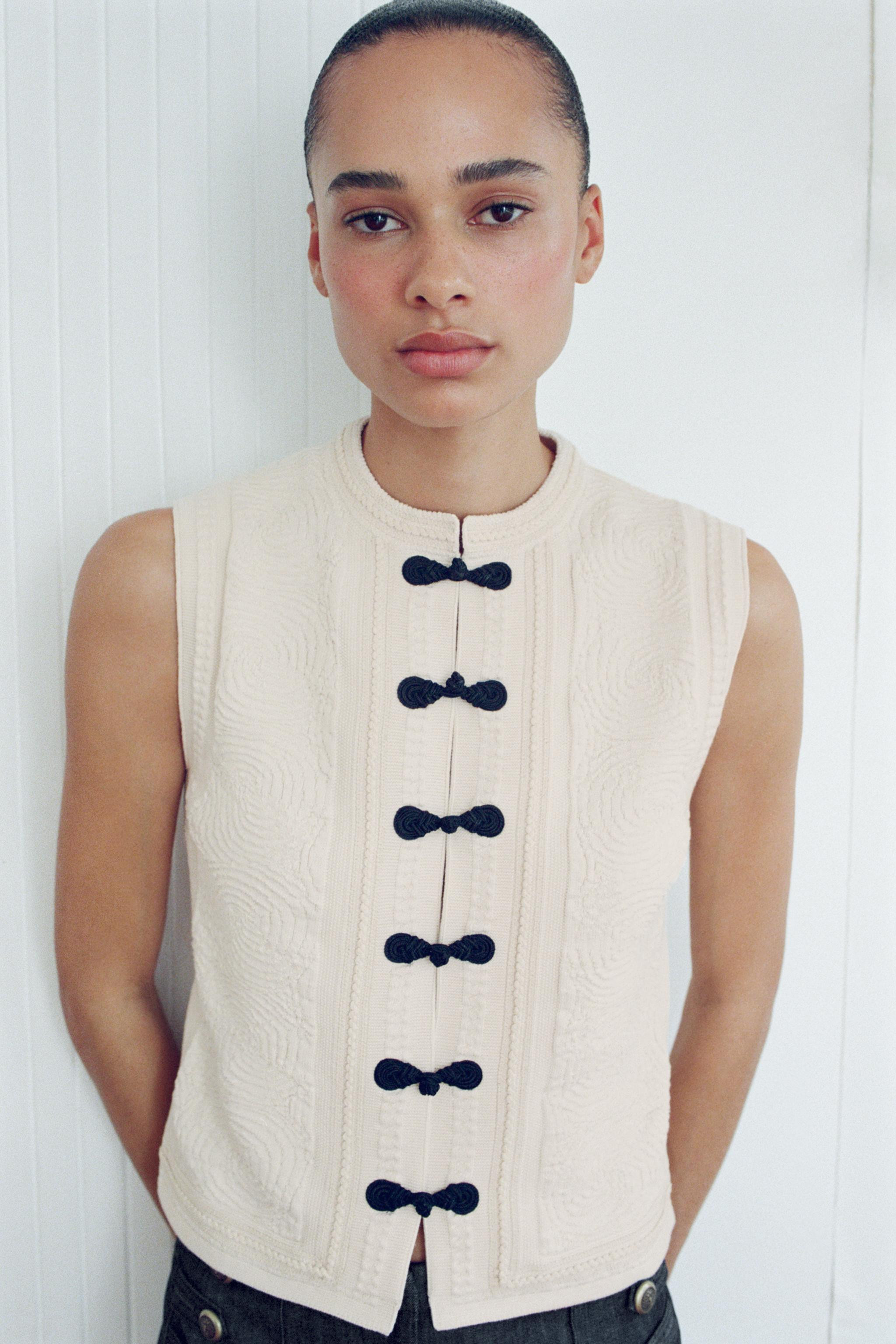 CONTRASTING FROG FASTENING KNIT VEST | Zara US