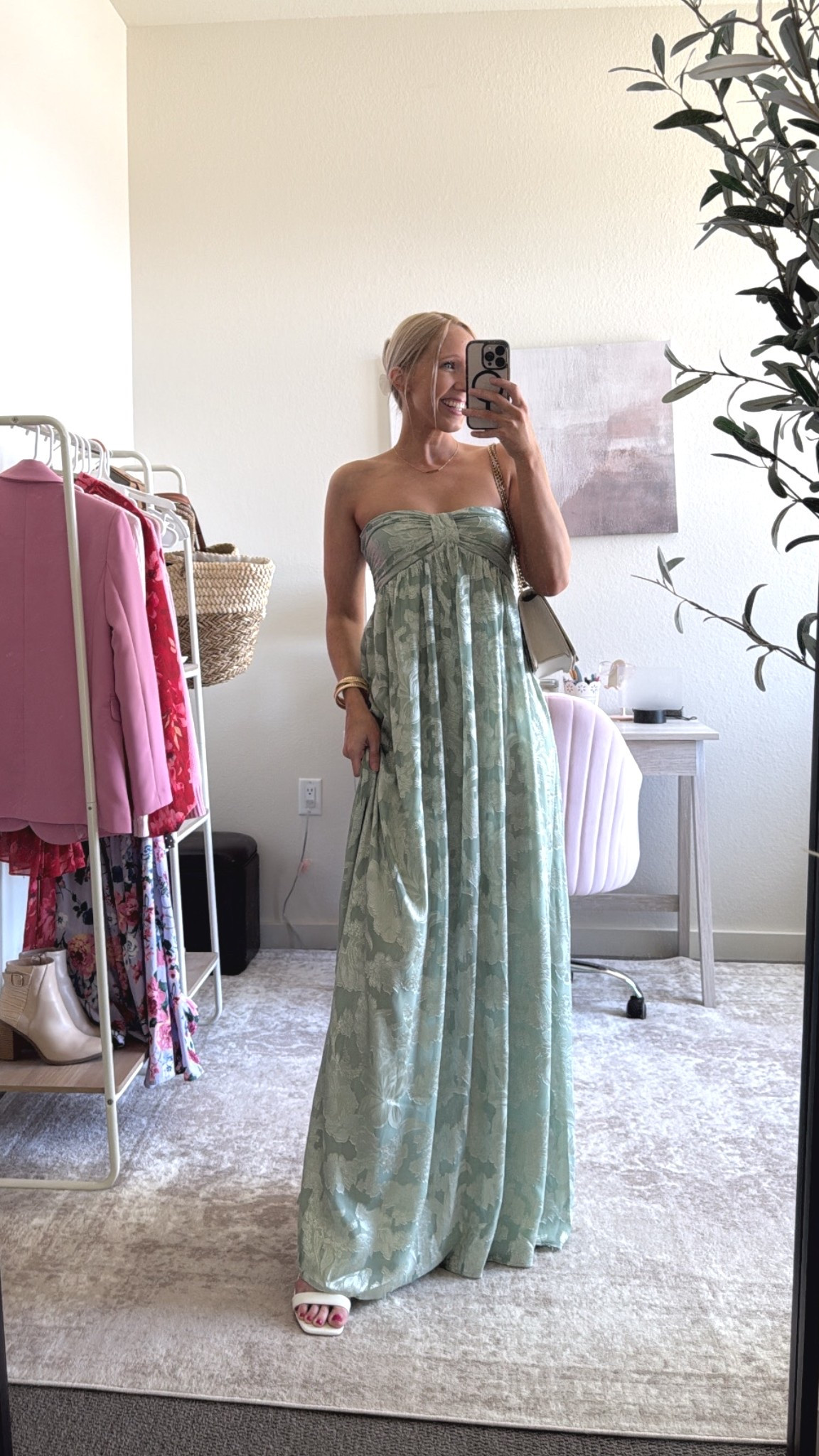 Mint green floral maxi dress 😍

In LOVEEE with this strapless maxi dress from Lulus! It’s the perfect shade of green for a Spring wedding guest dress or Summer wedding guest outfit! It’s a little long on me I’m wearing the XS and am 5’6”.

Wedding guest dresses, summer wedding guest dress, garden wedding, garden wedding guest attire, formal wedding guest dress ￼

#LTKgrwm #LTKWedding #LTKSeasonal