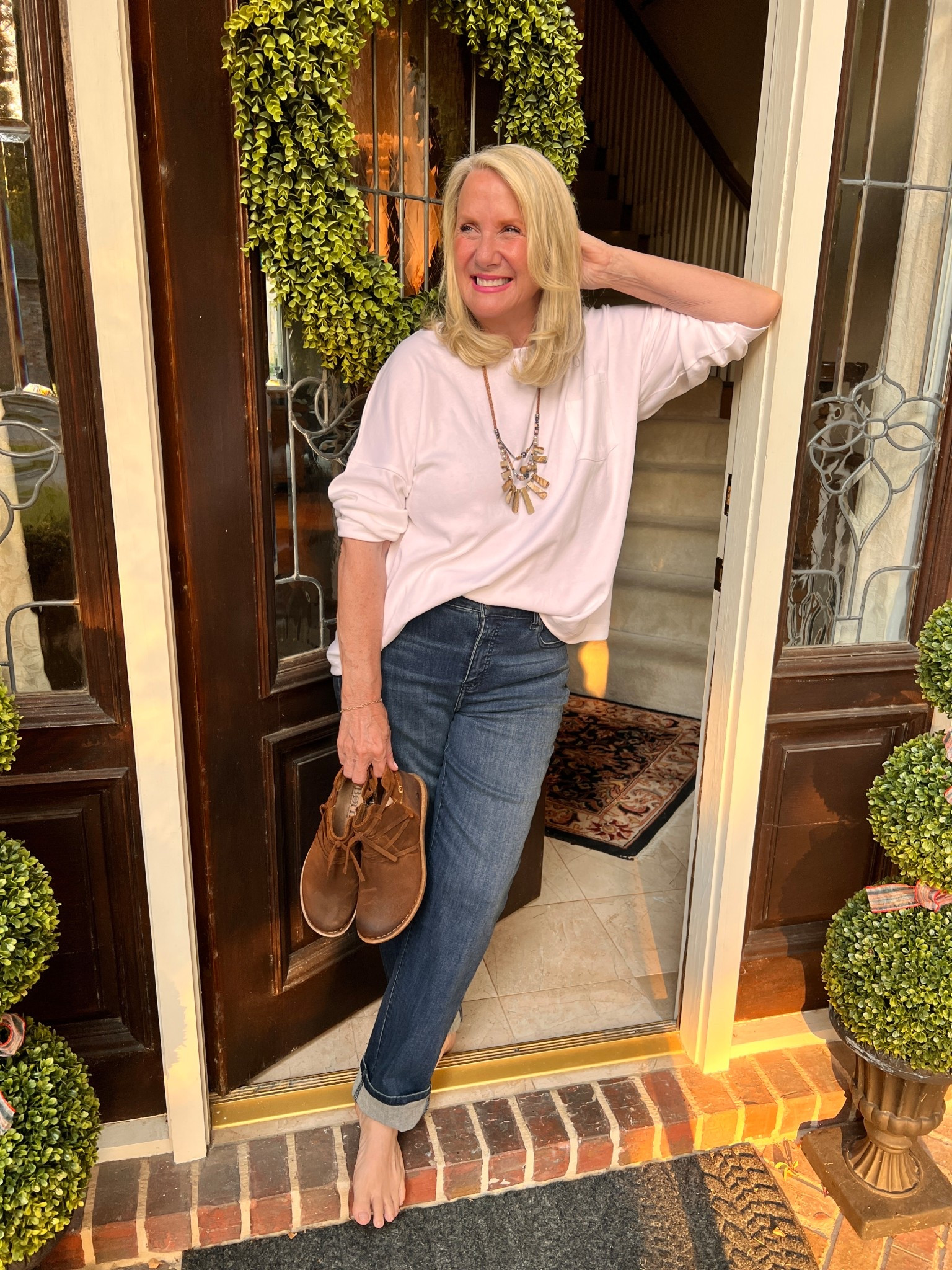 Comfortable Sunday’s are my favorite kind of Sunday’s. 

Have you heard the term the Goldilocks of Jeans
- That Is, Not Too Roomy and Not Too Tight?  These jeans from @coldwatercreek are definitely “just right!” 

#coldwatercreekpartner #coldwatercreek



#LTKMidsize #LTKOver40 #LTKStyleTip