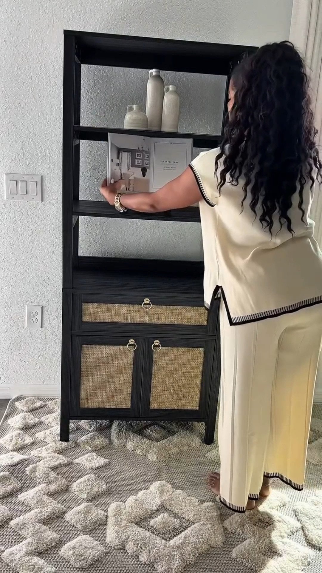 Amé cómo la estantería SICOTAS se ve con mis platos y decoraciones ✨ La combinación de ratán y detalles dorados le da un toque elegante y moderno, perfecta para organizar y decorar a la vez 🤍
.
Loving how the SICOTAS bookshelf looks styled with my plates and décor ✨ The rattan design and gold details add an elegant, modern touch while keeping everything organized 🤍

#HomeDecor #DecorInspo #SICOTAS #BookshelfStyling #interiordesign