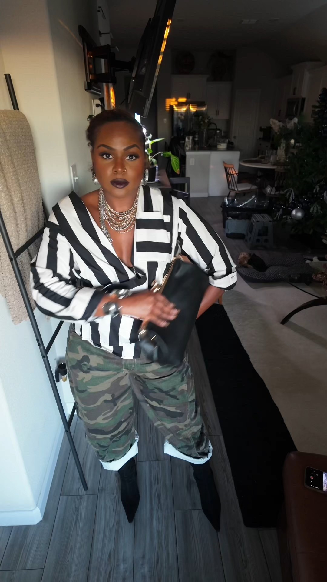 Actual footage of me shopping my closet 

Top : @kahlanabarfield (old Target collection) 
Pants : @shein_us 
Boots : @schutzoficial 