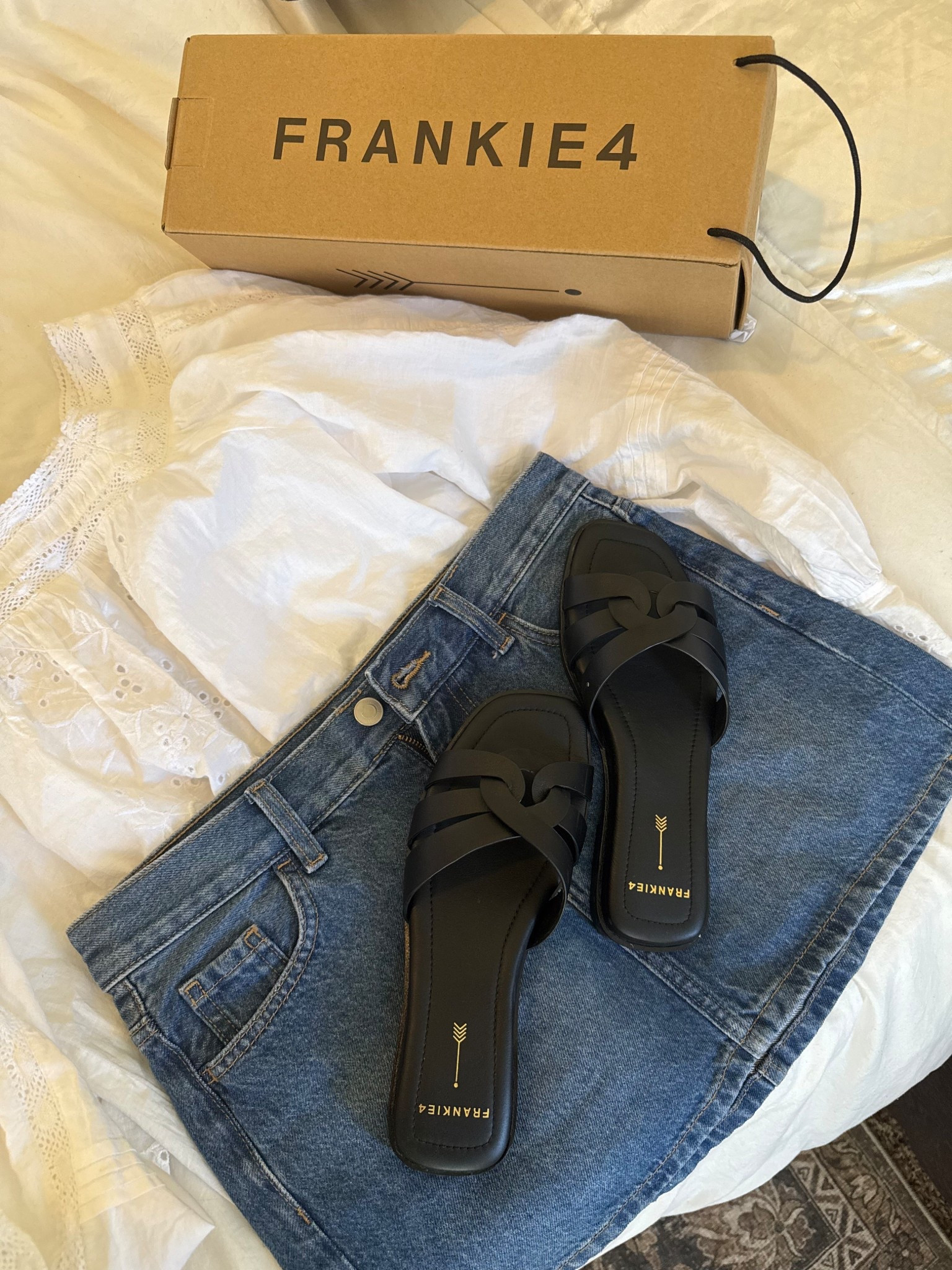 Shop these sandals Jac slides! 🖤
Perfect for summer and spring outfits! 