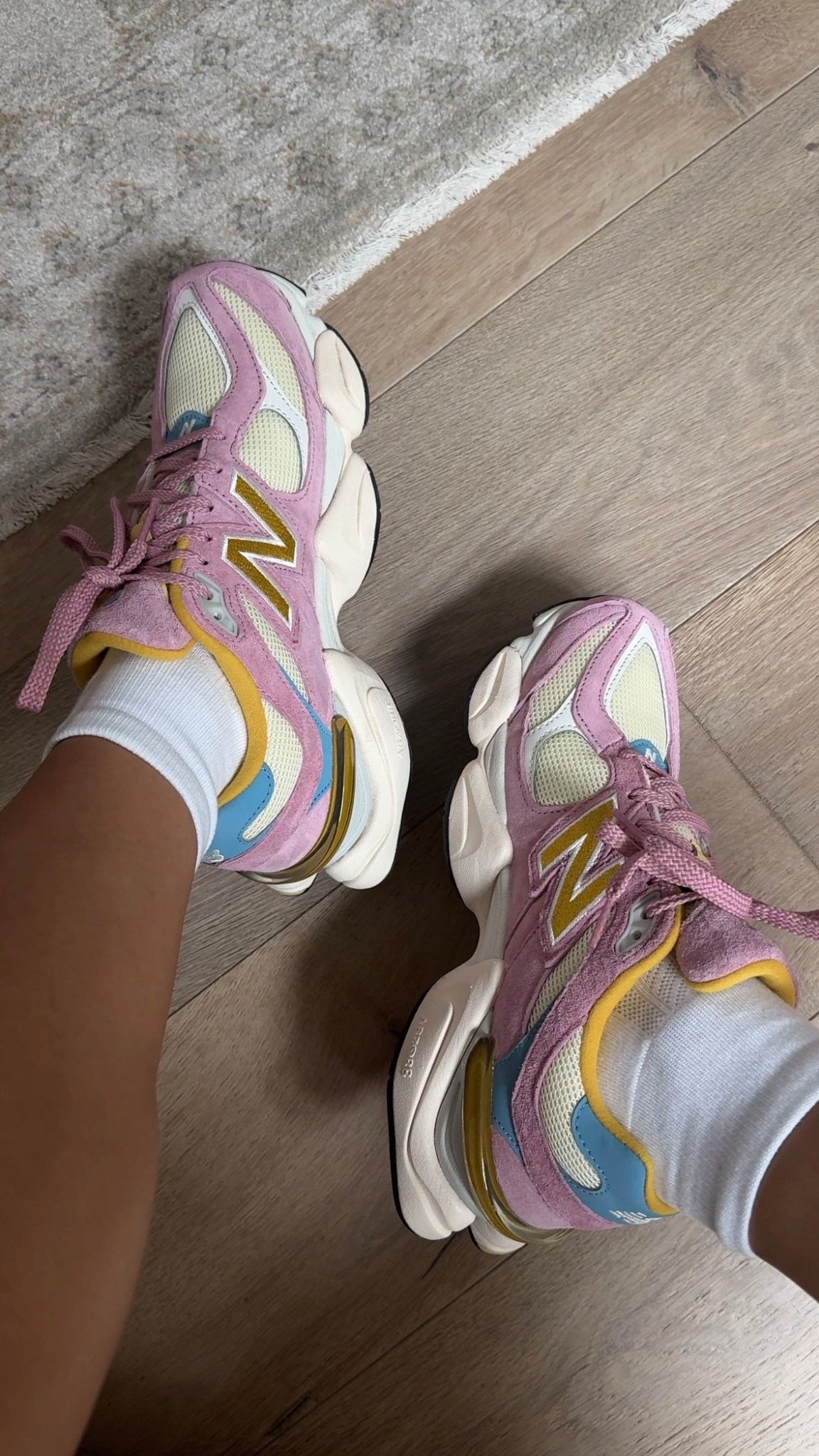The best color 9060!!
My fave comfy sneakers I have 3 pairs
Tts