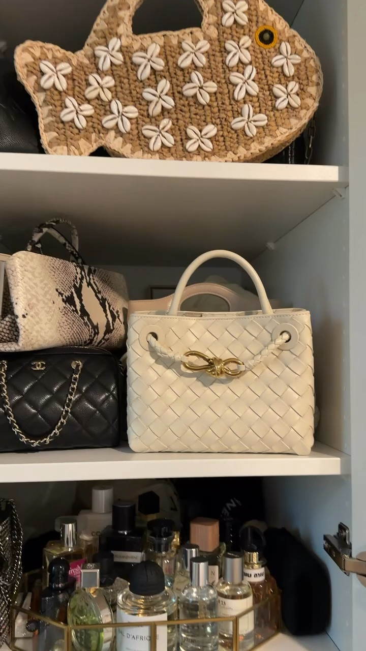A few of my new Summer handbags! ✨

How fun is this fish raffia handbag!? It’ll go with any Summer outfit! Linking more of my favorite handbags below!


Handbag, designer handbags, summer accessories, everyday purse, shoulder bag

#LTKSaleAlert #LTKootd #LTKSeasonal