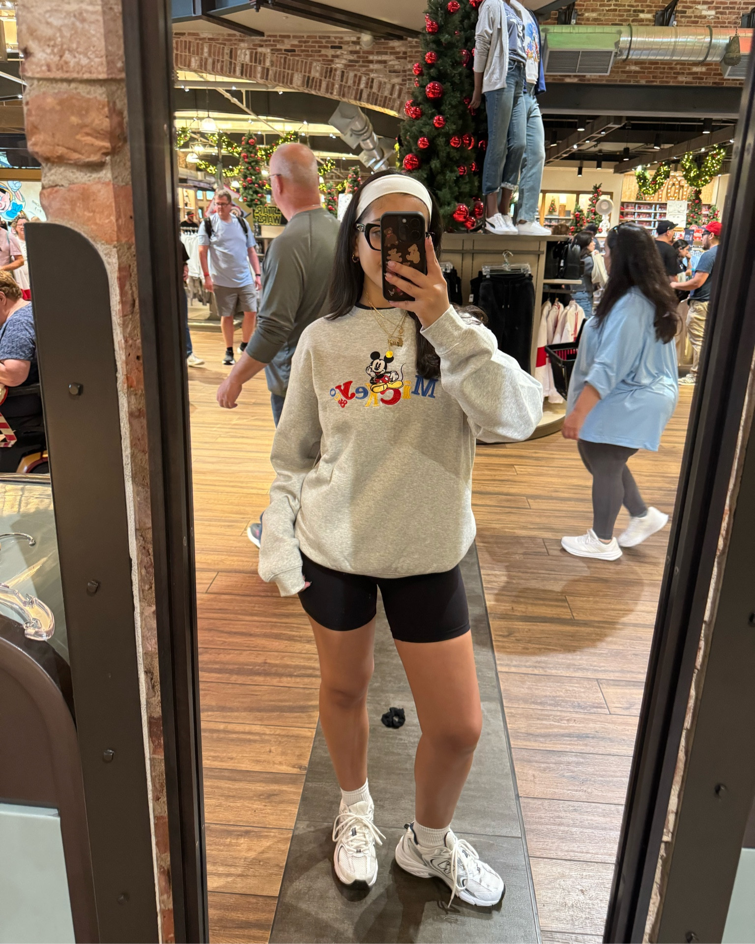 Mickey sweatshirt 🤍