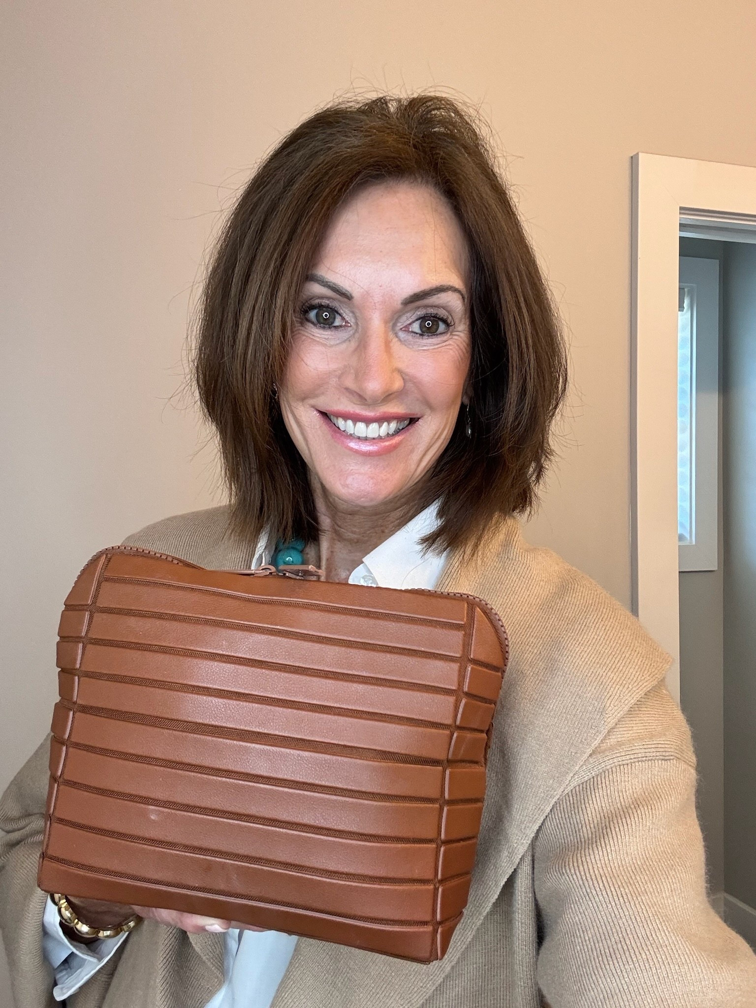 This makeup bag is my new go-to for travel and everyday organization! It fits everything without being bulky, and the neutral style goes perfectly with all my fall essentials. A total must have for staying chic and organized this season 
-
-
-
women’s fashion, fall fashion, fall style, fall outfits, fall outfit inspo, outfit inspo, outfit ideas, travel essentials, makeup bag, beauty organization, what to pack, fall outfit ideas

#LTKSeasonal #LTKBeauty #LTKStyleTip