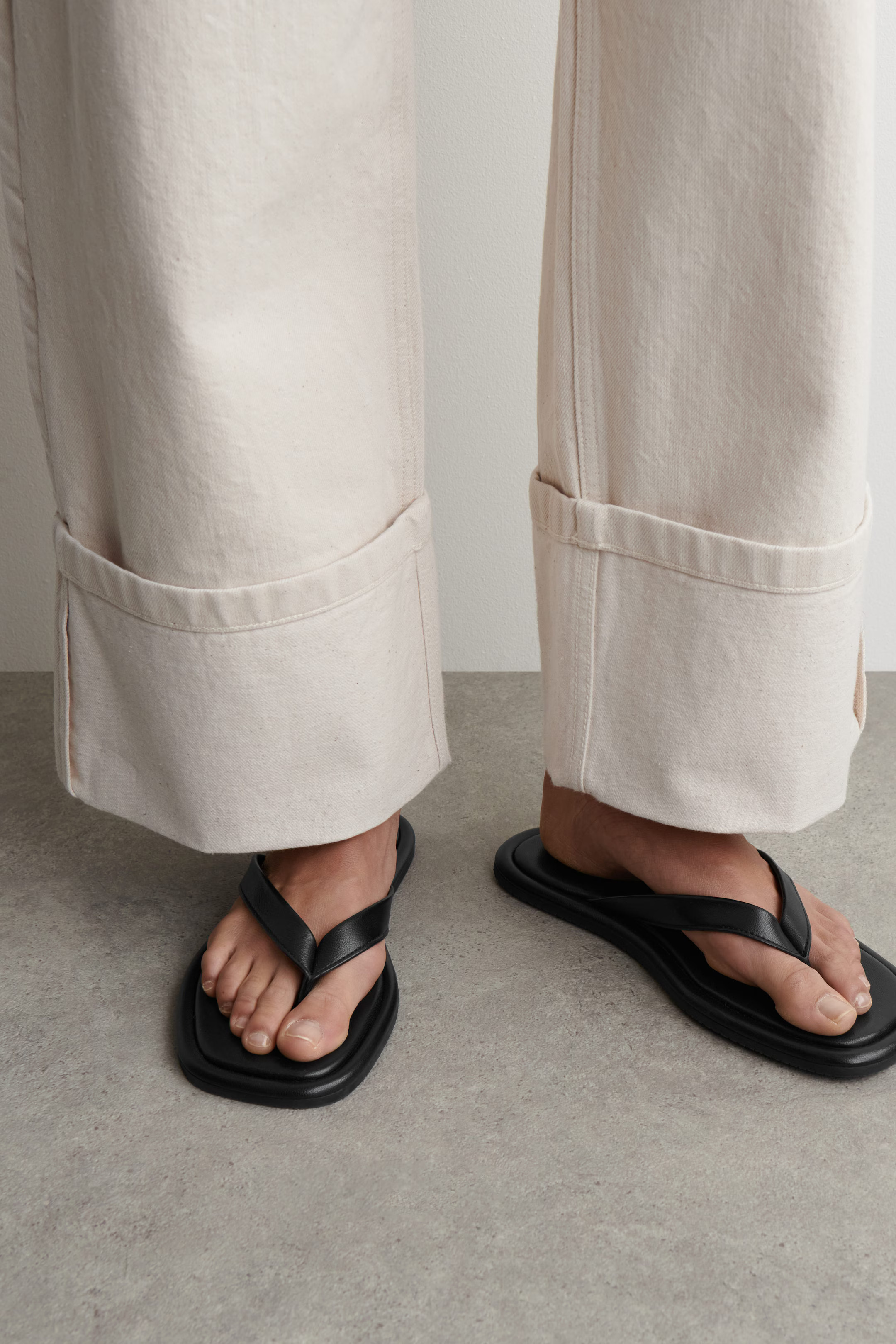 FACADE TURN-UP STRAIGHT-LEG JEANS - ECRU | COS (EU)