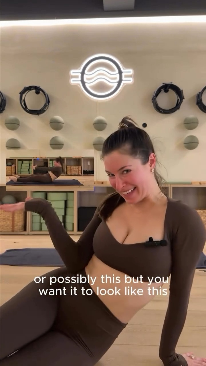 If roll ups feel impossible, don’t scroll 👀
It’s not about abs, it’s about the order.
Arms first, nod the nose, then roll.
Ankle weights help assist.
Watch till the end ✨

#PilatesTips #PilatesRollUp #PilatesTok #MatPilates #PilatesEducation