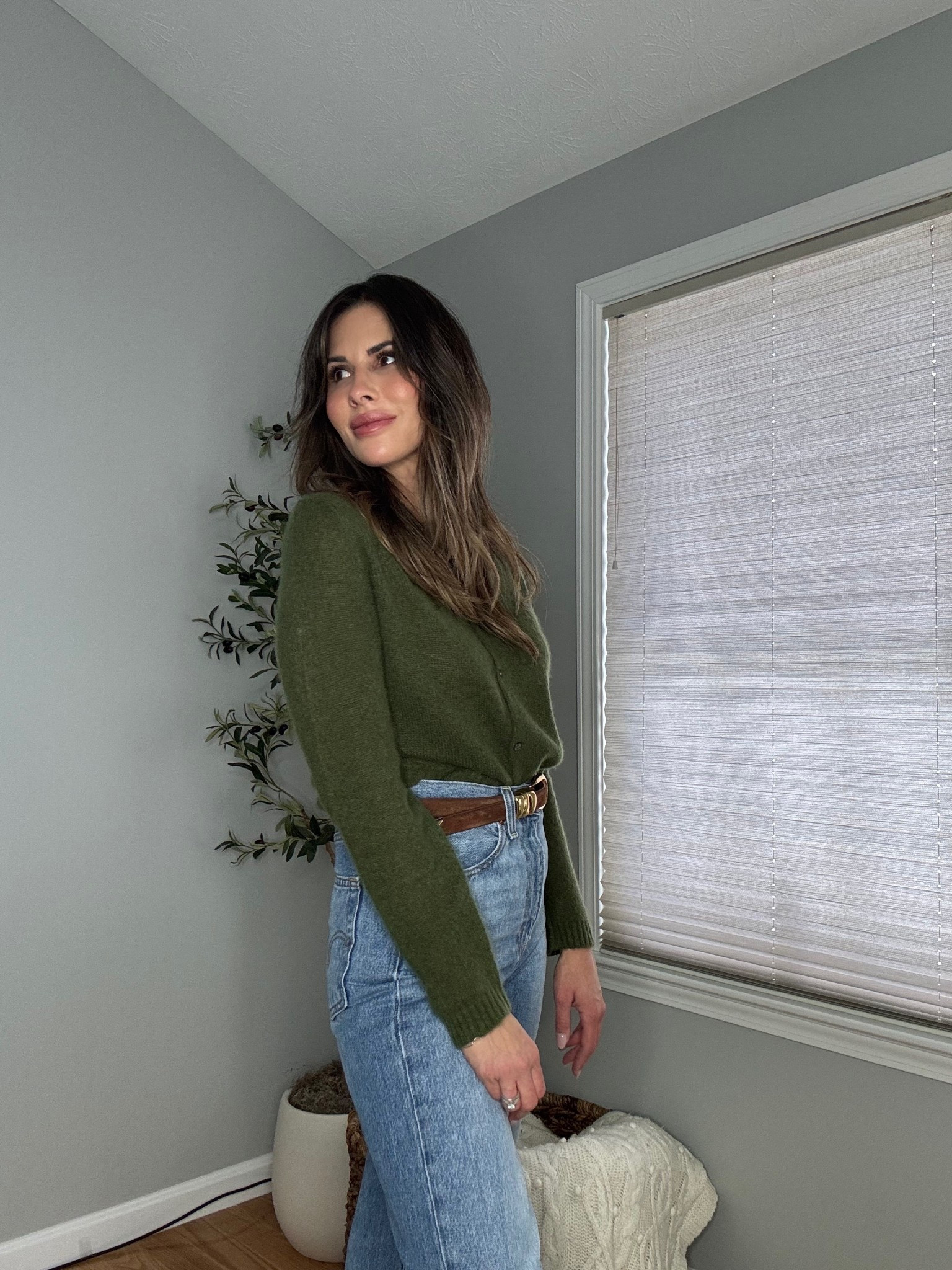 Green cashmere cardigan under $100
Levi’s wide leg rib cage denim
Suede belt 

#LTKFindsUnder100 #LTKootd #LTKOver40
