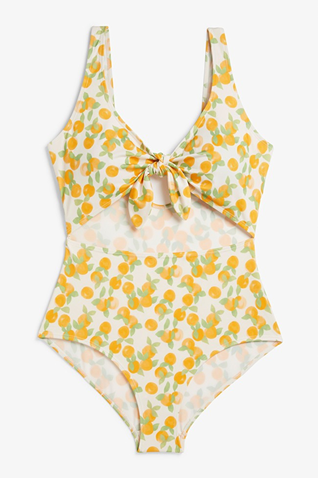 Badeanzug mit Schleife am Ausschnitt und orangefarbenem Muster | Monki (DE)