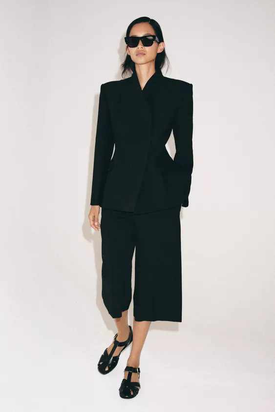ZARA WOMAN COLLECTIONFitted blazer with a v-neck and long sleeve with shoulder pads. Featuring fr... | Zara FR