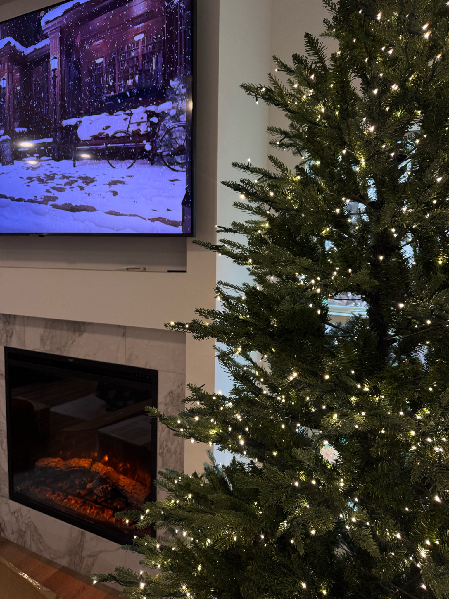 The most perfect pre lit Christmas tree🌲✨

#LTKHoliday #LTKSeasonal