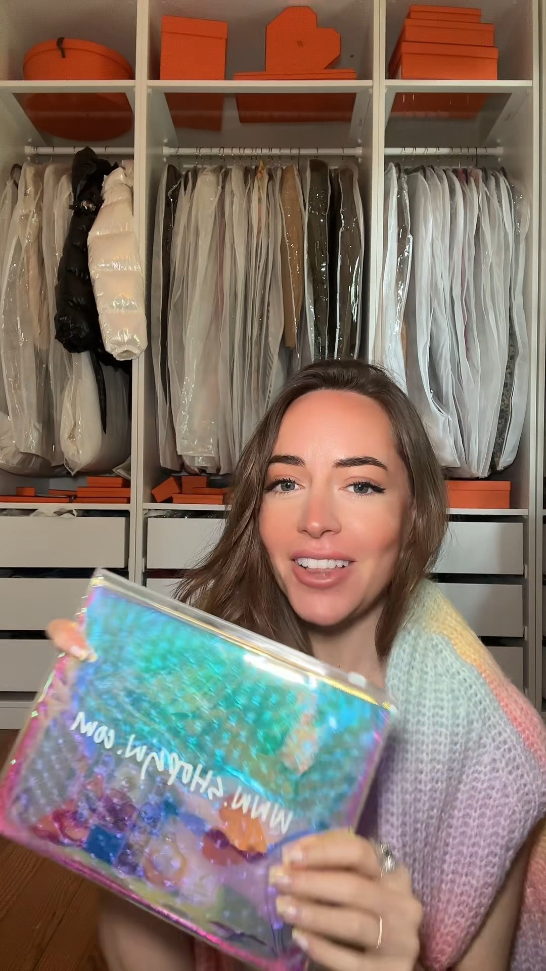 So impressed by the quality from @shopcjw always. I’ve never tried a 140cm from them and wow— it’s gorgeous. The pattern is so fun and the sheen of the silk and cotton is so elevated. As I mentioned in the video, I could see this being so cute as a sarong especially when you probably don’t have one of your bags with you. But because of the quality of the fabric, could totally be dressed up. Also let’s talk about the Twilly. Incredible color palette and so summery. If you haven’t tried them, I would highly recommend! Plus I love supporting a small brand. #scarf #scarftutorial #silkscarf #unboxing #twilly #friendsofcjw 