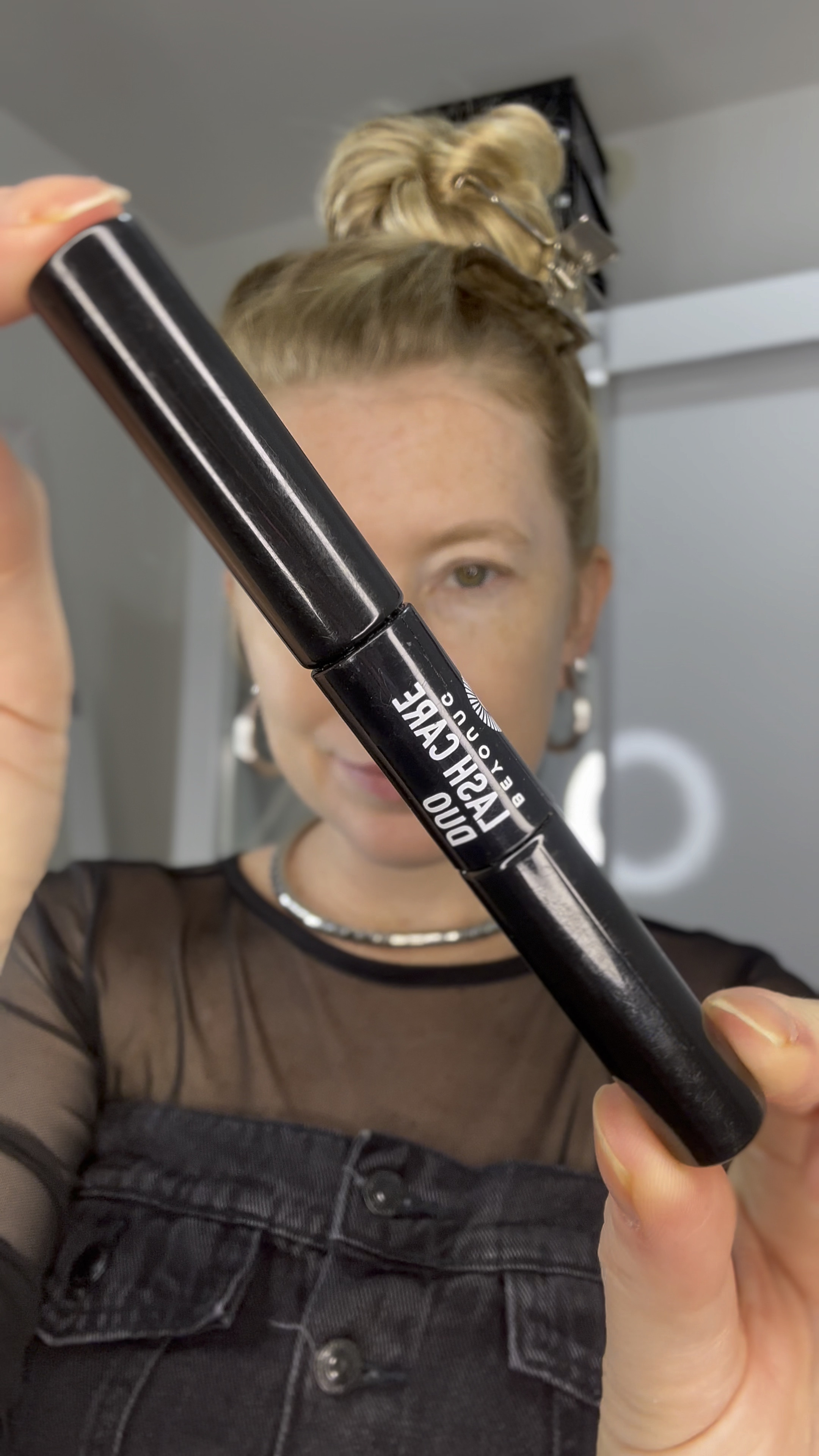 LASH CARE DUO

DUO de crescimento, nutrição, fortalecimento e proteção para seus cílios e sobrancelhas. Piscou, cuidou!


O LASH CARE DUO é uma solução altamente eficaz e prática, que contém um sérum de crescimento e nutrição, e um primer de fortalecimento e proteção, para cílios e sobrancelhas.

O sérum concentrado auxilia na redução da queda, tornando seus cílios mais longos, espessos, preenchidos e resistentes em 30 dias de uso contínuo. Sua fórmula de absorção delicada, contém peptídeos biomiméticos, tecnologia keratin boost e água de coco, que juntos, promovem brilho, nutrição imediata e estímulo de crescimento contínuo.

O primer alonga, curva e garante fios macios e maleáveis por até 10 horas. Proporciona opção de uso nos cílios – sozinho para um efeito sutil levantando o olhar, e antes da máscara de cílios para boost de performance - ou uso nas sobrancelhas para pentear, valorizar, fixar e proporcionar percepção de volume de maneira natural ou para cima como efeito brow lamination - efeito mais descolado.

Seja qual for a escolha de uso, o primer de fórmula fortificante garante o cuidado dos fios pois contém biotina, extrato marinho biomimético e água de coco, que juntos, fortalecem e protegem os fios da fumaça/poluição e metais pesados da água, além de tornar a aplicação e remoção da máscara mais delicada, suavizando a agressão do atrito com os fios.

O conforto e segurança do seu olhar é garantido, LASH CARE DUO e LASH MASCARA são produtos oftalmologicamente e dermatologicamente testado, vegano e livre de crueldade animal.

Incluir LASH CARE DUO na sua rotina, contribui para o cuidado dos seus cílios e sobrancelhas, e para potencializar o efeito da sua máscara preferida.


#LTKVideo #LTKbrasil #LTKbeauty