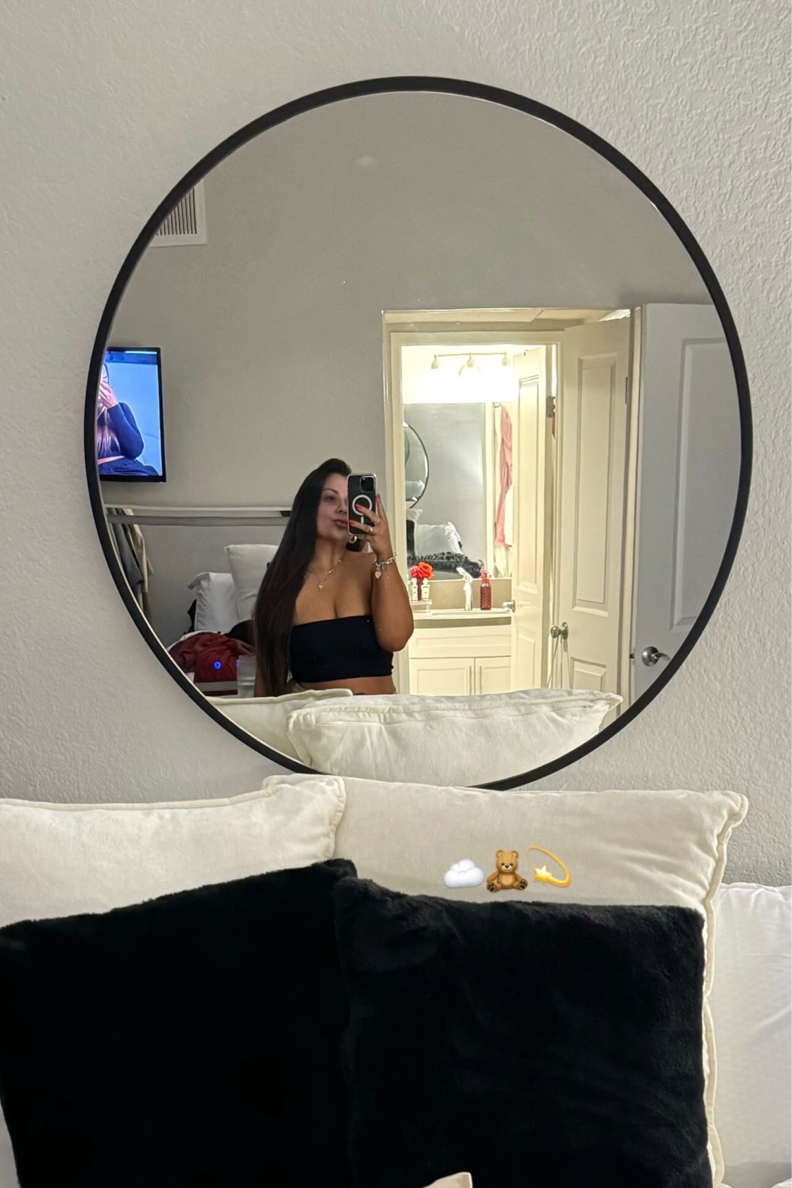 Large round mirror 🪞 
Bedroom decor
Home decor
Bedroom
Living room
Coffee table
Bedding

#LTKhome