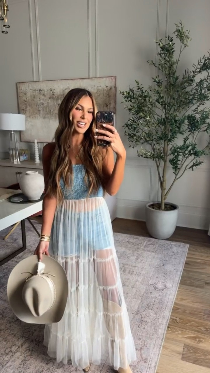 Hollie x VICI

USE CODE HOLLIE40 for 40% off sitewide

Leannie Smocked Chambray Tulle Top

Size Small top and small shorts
