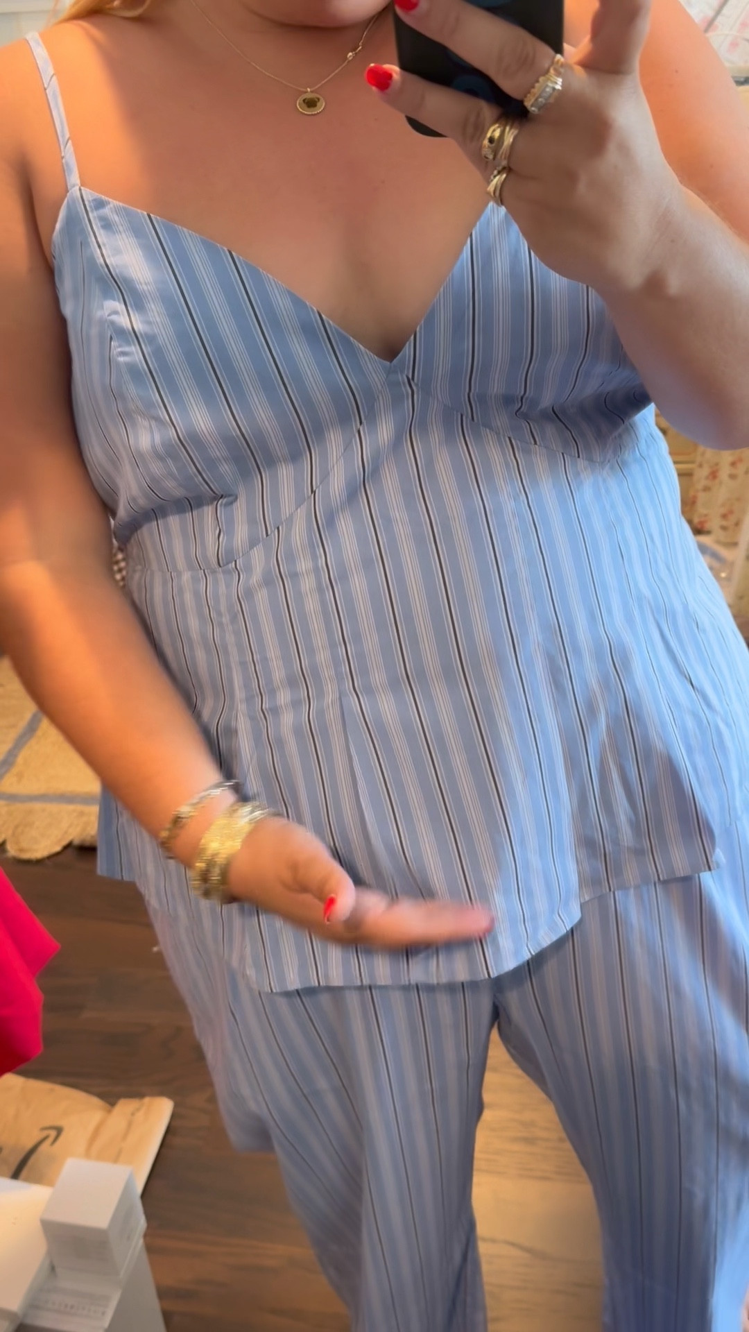 This set!!! Chic chic chic XXS - 4X 

Do I keep the pants and the shorts? Or just one? The top is so good. 

Comment ‘shop’ for the link! 