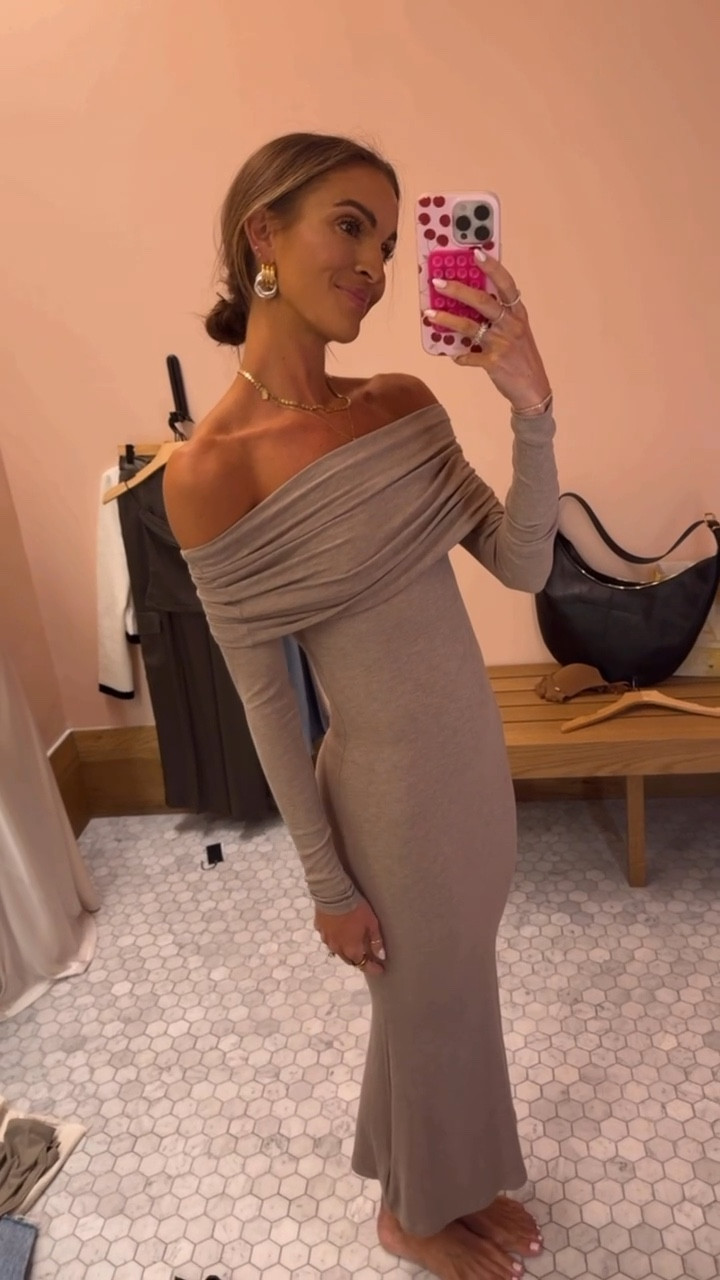 stunning dress for fall 🍂 so perfect for a maternity shoot or family pics! 🫶🏻